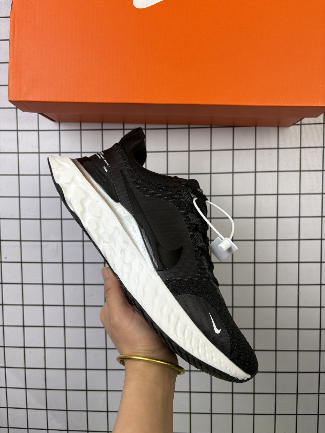 🈴💰115
Nike/耐克 男女鞋真标半码制,原楦原纸版开发数据,采用 FLYKNIT 针织鞋面材质,搭载瑞亚React轻盈泡棉缓震科技中底,外置防滑耐磨橡胶大底❗️耐克Nike React Infinity Run Flyknit 3 Premium"Triple Black"瑞亚无限3代系列泡棉颗粒针织超轻量慢跑 FJ7068
类型:男鞋
码数:40 40.5 41 42 42.5 43 44 45
编码754