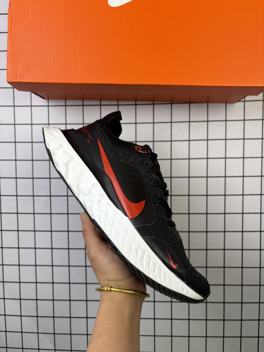 🈴💰115
Nike/耐克 男女鞋真标半码制,原楦原纸版开发数据,采用 FLYKNIT 针织鞋面材质,搭载瑞亚React轻盈泡棉缓震科技中底,外置防滑耐磨橡胶大底❗️耐克Nike React Infinity Run Flyknit 3 Premium"Triple Black"瑞亚无限3代系列泡棉颗粒针织超轻量慢跑 FJ7068
类型:男鞋
码数:40 40.5 41 42 42.5 43 44 45
编码754