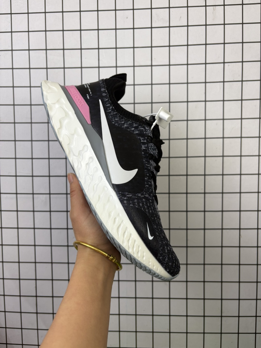 💰115
Nike/耐克 男女鞋真标半码制,原楦原纸版开发数据,采用 FLYKNIT 针织鞋面材质,搭载瑞亚React轻盈泡棉缓震科技中底,外置防滑耐磨橡胶大底❗️耐克Nike React Infinity Run Flyknit 3 Premium"Triple Black"瑞亚无限3代系列泡棉颗粒针织超轻量慢跑 FJ7068
类型:男女鞋
码数:36-45
编码754