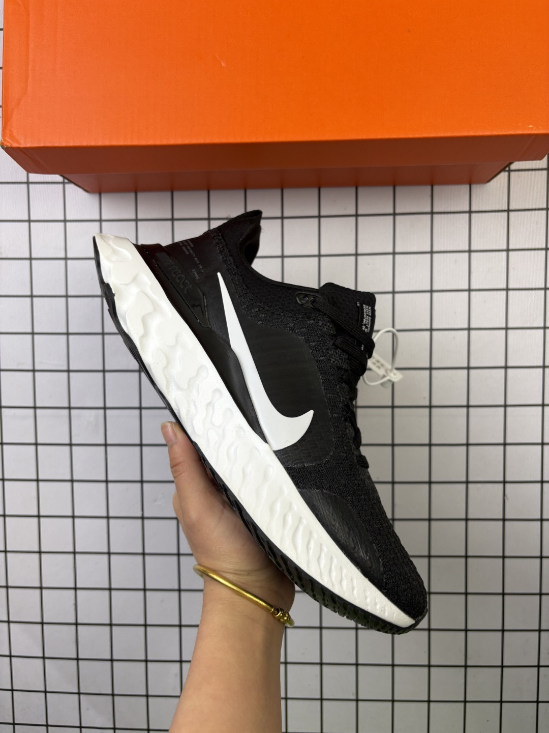 🈴💰115
Nike/耐克 男女鞋真标半码制,原楦原纸版开发数据,采用 FLYKNIT 针织鞋面材质,搭载瑞亚React轻盈泡棉缓震科技中底,外置防滑耐磨橡胶大底❗️耐克Nike React Infinity Run Flyknit 3 Premium"Triple Black"瑞亚无限3代系列泡棉颗粒针织超轻量慢跑 FJ7068
类型:男女鞋
码数:36-45
编码754