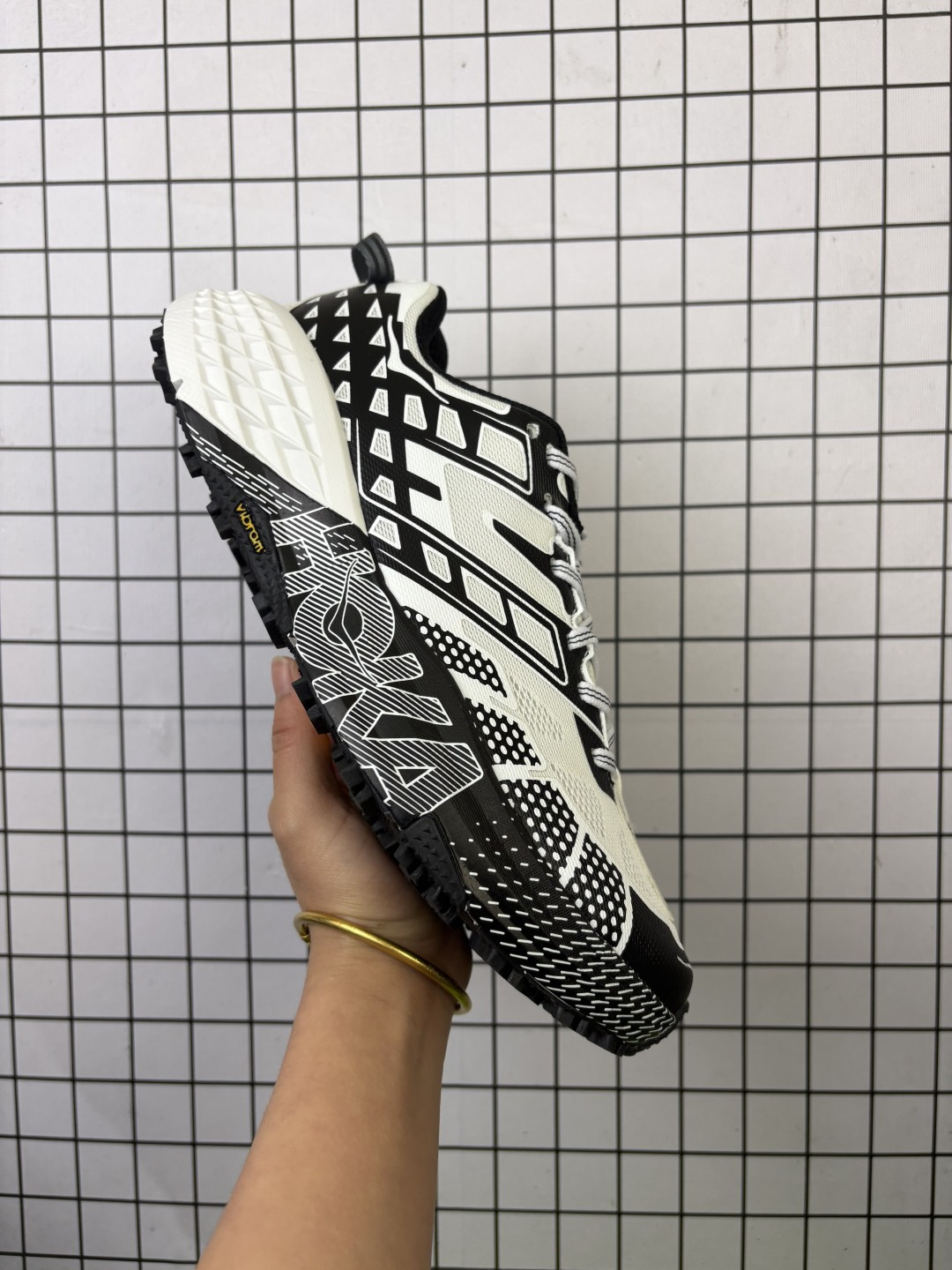 💰170
HOKA ONE ONE Mafate Speed  2 低帮专业越野跑步鞋 1162710 BKFN
鞋底防滑性能在下坡的石板台阶和原始路面都有很好的表现
HOKA血统属性厚底设计 在快速下坡时起到缓震保护作用
减少重力给予脚踝、膝部、髋关节等处带来的冲击力

码数：36 36.5 37 38 38.5 39 40 40.5 41 42 42.5 43 44 44.5 45
编码688