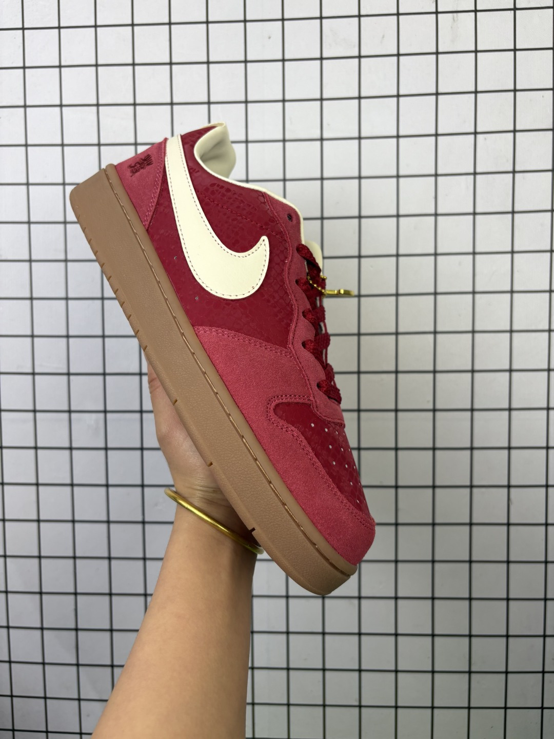 💰60
Nike/耐克 采用皮革拼接固色皮材质,正确EVA发泡缓震中底组合RB橡胶外底❗️耐克Nike SB Dunk Low 扣篮系列低帮休闲运动滑板板鞋
类型:男女鞋
码数:36 36.5 37.5 38 38.5 39 40 40.5 41 42 42.5 43 44
编码:688