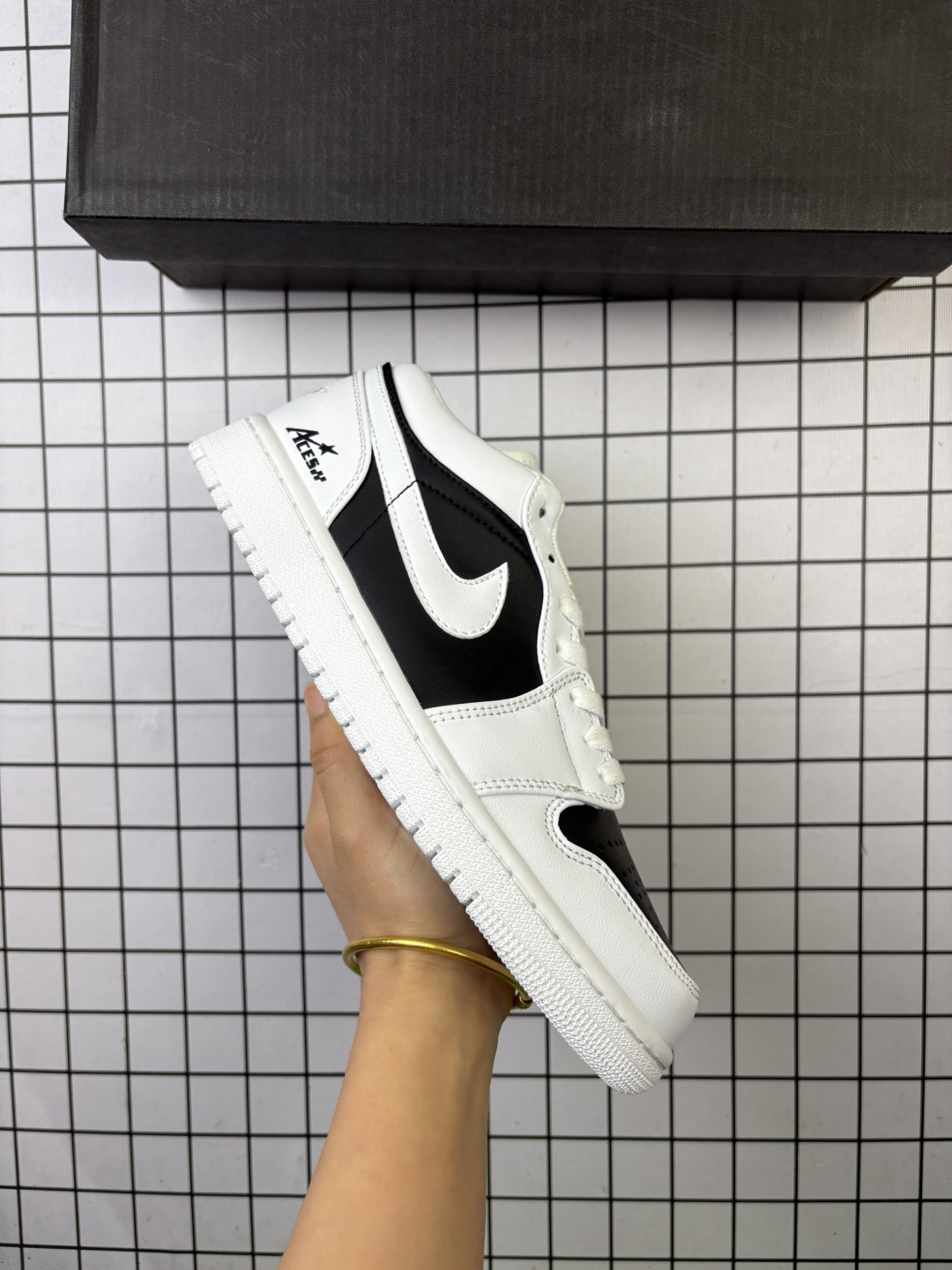 🈴💰140
公司级带半码！
乔丹Air Jordan 1 Low AJ1 WH 乔1 涂鸦 低帮复古文化休闲运动篮球鞋。凭借出色的性能和吸睛的外观， Air Jordan直是风球场和街头的时尚标杆。Air Jordan 1 从1985年面世的元年款汲取设计灵感，采用简洁大方的经典外观，熟悉中带一抹新颖。
编码306
36-45