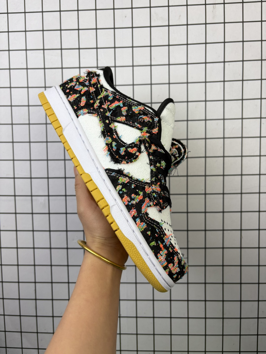 💰120
耐克Nike SB Zoom Dunk Low 板鞋 系列经典百搭休闲运动板鞋加厚鞋舌的填充,使舒适性大大提升,同时也更方便穿脱中底部分则加入了脚感柔软舒适ZoomAir气垫,有效吸收滑板等极限运动在落地时带来的冲击力,为街头运动者们提供更好的保护
货号:IB2263-100
尺码:36~45半
编码:707