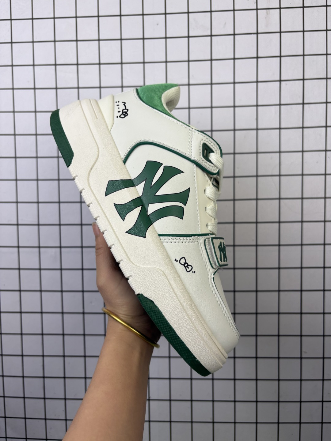 💰160
公司级带半码！
MLB Chunky Liner 学长鞋系列低帮 涂鸦轻量增高厚底百搭休闲运动慢跑鞋 2023ss春季学院穿搭爆款 Korea韩国限定联名NY美国榄球纽约洋基队 独家一比一RB+MD组合大底 高频后跟小人Logo精准对位立体饱满 正确网布加超迁鞋面 转印中底走线紧密 转印Logo工艺表层防刮不掉色 
Size：35.5-45
编码306