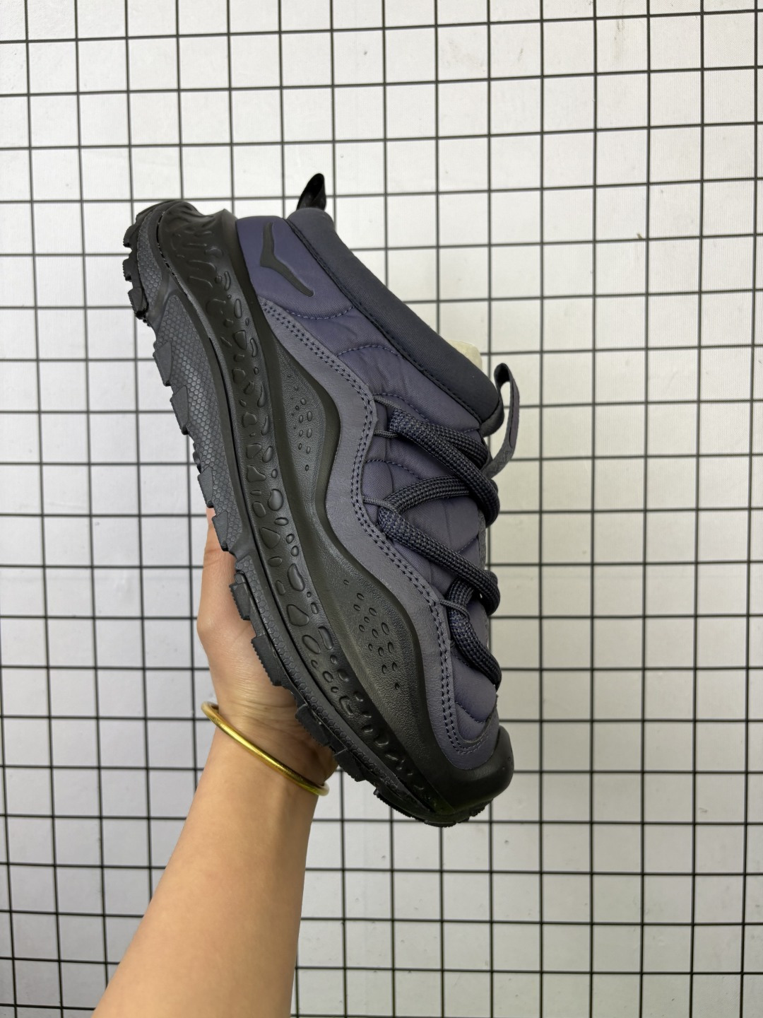 💰160
HOKA ONE ONE Ora Primo 全新配色
HOKA ONE ONE是来自美国的跑步鞋知名品牌，创立于2009年，始终致力于为所有跑者提供更新、更好的跑步装备。相比常规跑鞋，HOKA ONE
ONE特别研发使用性能独特的几何形跑鞋中底，此种鞋底更厚、更高、回弹性也更好，除了卓越的缓冲性能，它还能为各种阶段的跑者带来更具动
感、更加稳定的跑步体验。HOKA ONE ONE从设计之初就清楚意识到，要保证跑者步幅的均匀一致，双脚自然而然的运动至关重要
编码老男H
37-47