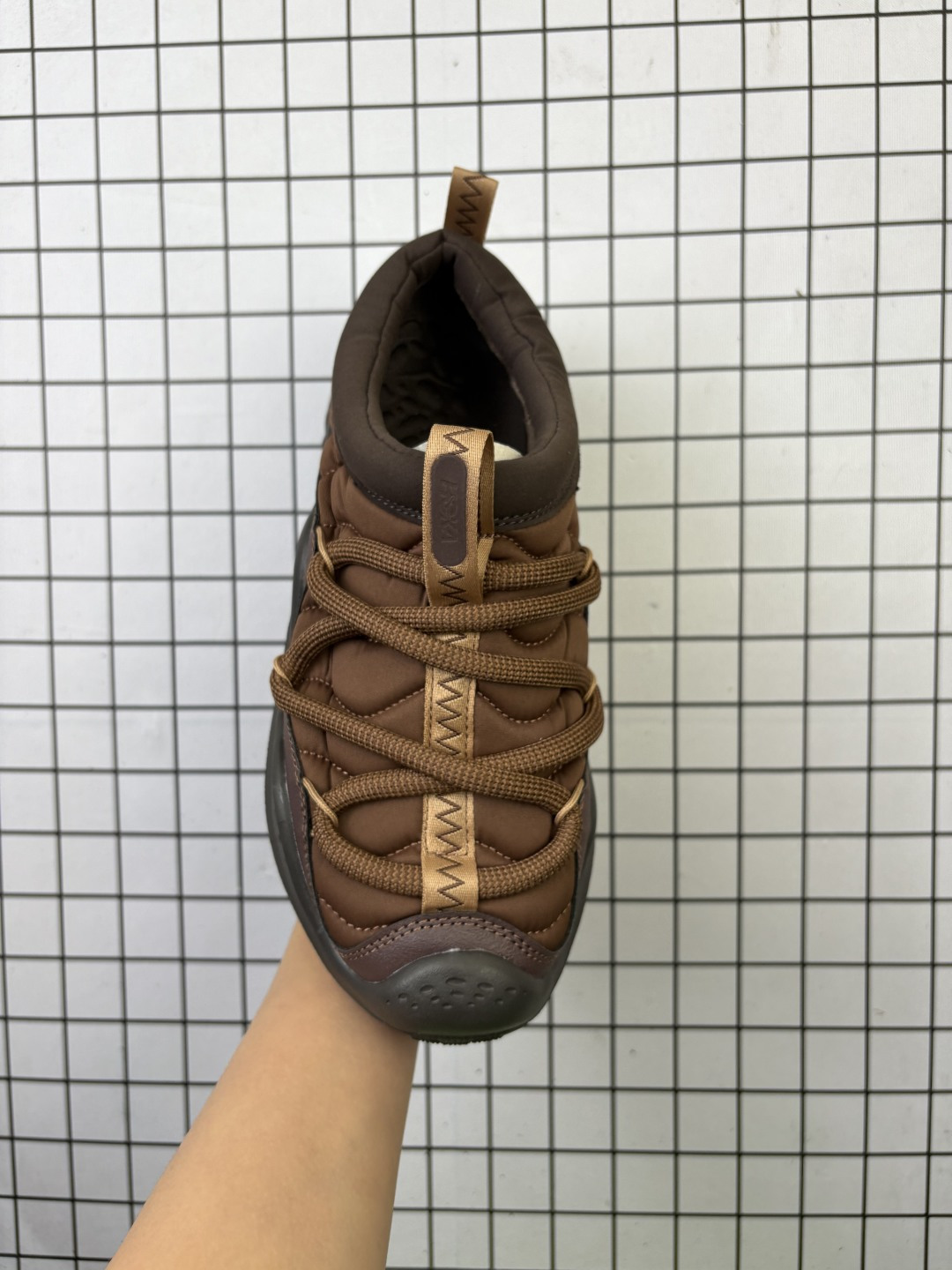 💰160 HOKA ONE ONE Ora Primo 全新配色 HOKA ONE ONE是来自美国的跑步鞋知名品牌,创立于2009年,始终致力于为所有跑者提供更新、更好的跑步装备。相比常规跑鞋,HOKA ONE ONE特别研发使用性能独特的几何形跑鞋中底,此种鞋底更厚、更高、回弹性也更好,除了卓越的缓冲性能,它还能为各种阶段的跑者带来更具动 感、更加稳定的跑步体验。HOKA ONE ONE从设计之初就清楚意识到,要保证跑者步幅的均匀一致,双脚自然而然的运动至关重要 编码老男H 37-47