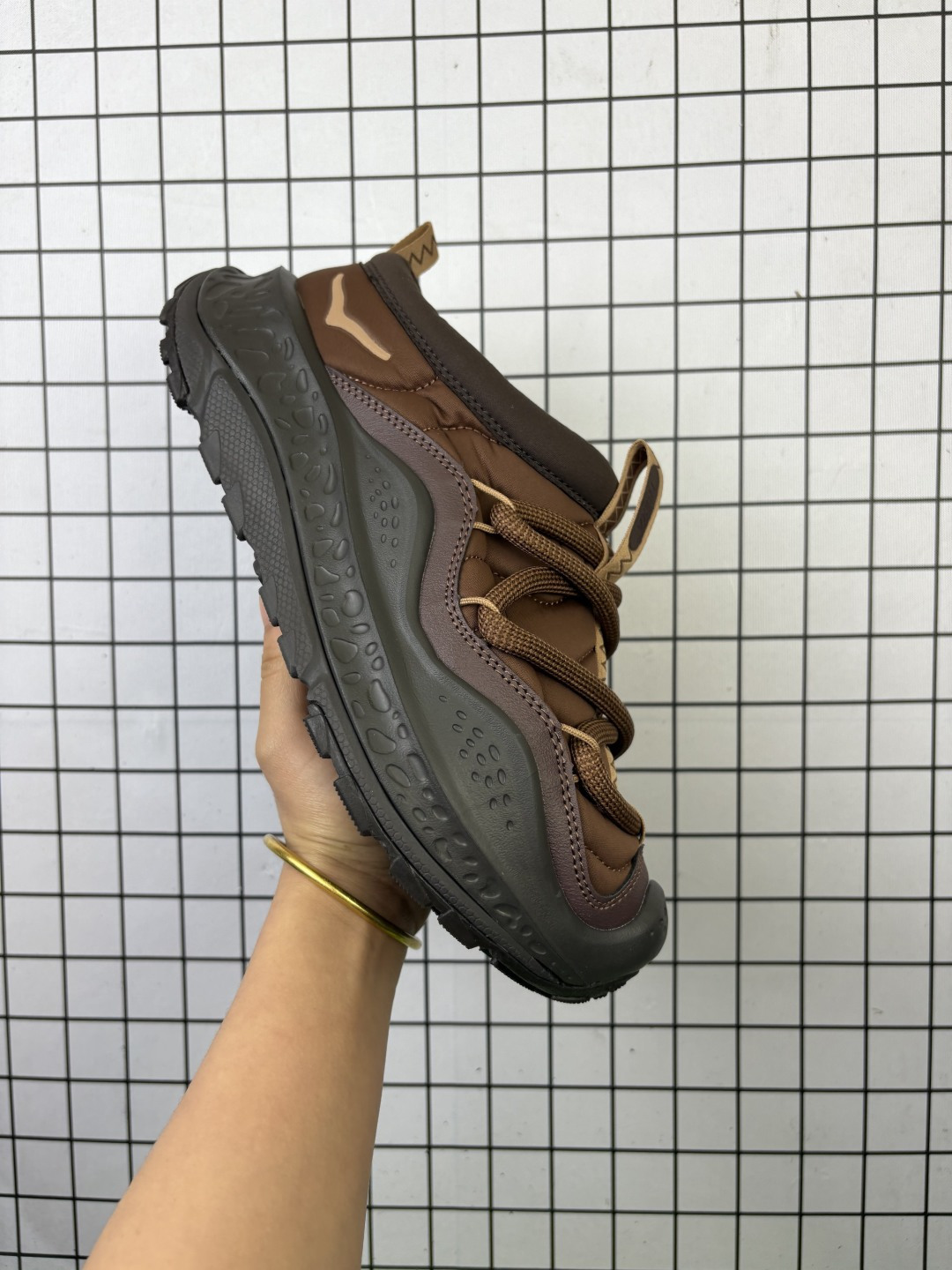 💰160
HOKA ONE ONE Ora Primo 全新配色
HOKA ONE ONE是来自美国的跑步鞋知名品牌，创立于2009年，始终致力于为所有跑者提供更新、更好的跑步装备。相比常规跑鞋，HOKA ONE
ONE特别研发使用性能独特的几何形跑鞋中底，此种鞋底更厚、更高、回弹性也更好，除了卓越的缓冲性能，它还能为各种阶段的跑者带来更具动
感、更加稳定的跑步体验。HOKA ONE ONE从设计之初就清楚意识到，要保证跑者步幅的均匀一致，双脚自然而然的运动至关重要
编码老男H
37-47