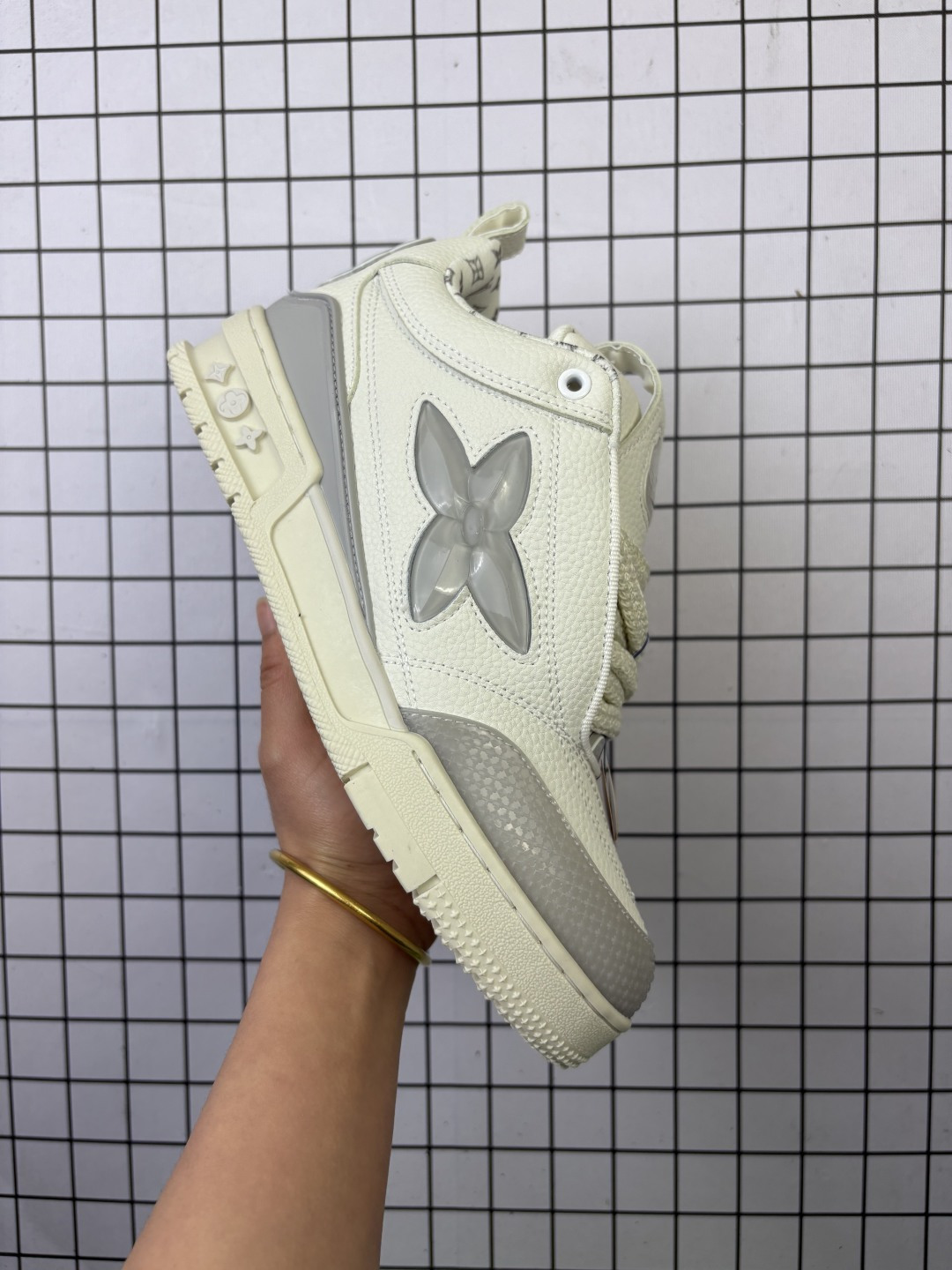 💰170
LV VUITTON SKATE升级厚实抽屉礼品鞋盒及包装说明书防尘布袋物件!!#采用科技网格面料和正绒面革鞋面材质(手工排布细密饰钉!!)#鞋垫嵌入超软脚感PU乳胶物料#后跟耐弯折滴塑支撑片#全新开发TPR光泽组合隔色鞋底❗爆款 Trainer 继任者！LV「面包鞋」全新LV路易威登Louis Vuitton Skate 1854 Low Sneaker LV54系列低帮复古百搭休闲运动文化滑板板鞋“橘黄黑金属饰钉”1ACEH3
尺码：36 37 38 39 40 41 42 43 44 45 46(偏大一码!!)
编码：小X
详细特征
本款 LV Skate 运动鞋汲取秀场造型的瞩目笔触，以科技网格面料和正绒面革演绎 1990 年代的滑板鞋设计，其上排布细密饰钉。加衬鞋领和科技双鞋带树立辨识度，大号 Monogram 花卉和 Vuitton Since 1854 标识分饰侧面和后部。
混合材质 双鞋带 橡胶外底 鞋舌饰有 LV Vuitton 标识 侧面和外底饰有 Monogram 花卉 后部饰有 Vuitton Since 1854 标识 LV 字母后