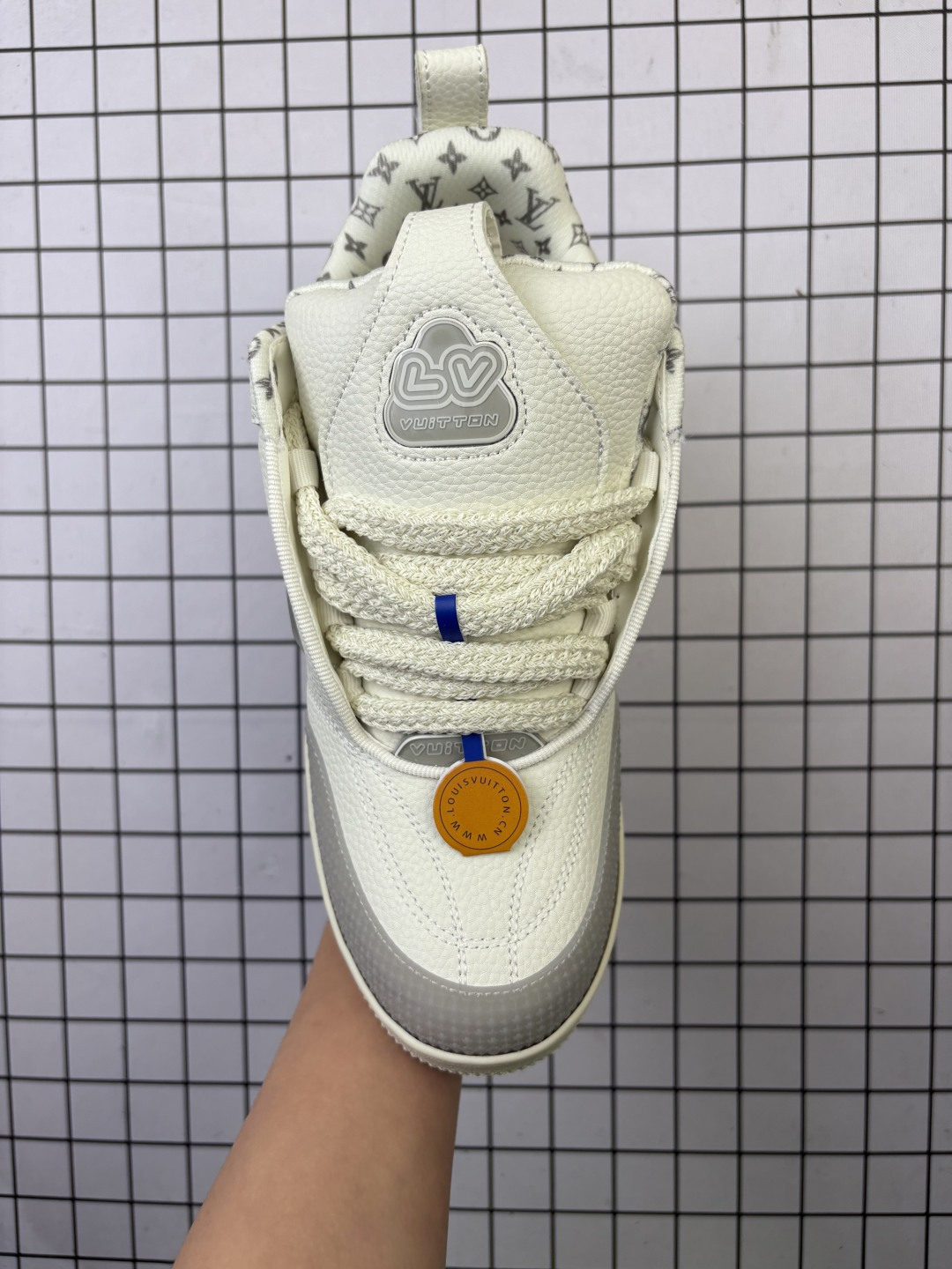 💰170 LV VUITTON SKATE升级厚实抽屉礼品鞋盒及包装说明书防尘布袋物件!!#采用科技网格面料和正绒面革鞋面材质(手工排布细密饰钉!!)#鞋垫嵌入超软脚感PU乳胶物料#后跟耐弯折滴塑支撑片#全新开发TPR光泽组合隔色鞋底❗爆款 Trainer 继任者！LV「面包鞋」全新LV路易威登Louis Vuitton Skate 1854 Low Sneaker LV54系列低帮复古百搭休闲运动文化滑板板鞋“橘黄黑金属饰钉”1ACEH3 尺码：36 37 38 39 40 41 42 43 44 45 46(偏大一码!!) 编码：小X 详细特征 本款 LV Skate 运动鞋汲取秀场造型的瞩目笔触，以科技网格面料和正绒面革演绎 1990 年代的滑板鞋设计，其上排布细密饰钉。加衬鞋领和科技双鞋带树立辨识度，大号 Monogram 花卉和 Vuitton Since 1854 标识分饰侧面和后部。 混合材质 双鞋带 橡胶外底 鞋舌饰有 LV Vuitton 标识 侧面和外底饰有 Monogram 花卉 后部饰有 Vuitton Since 1854 标识 LV 字母后