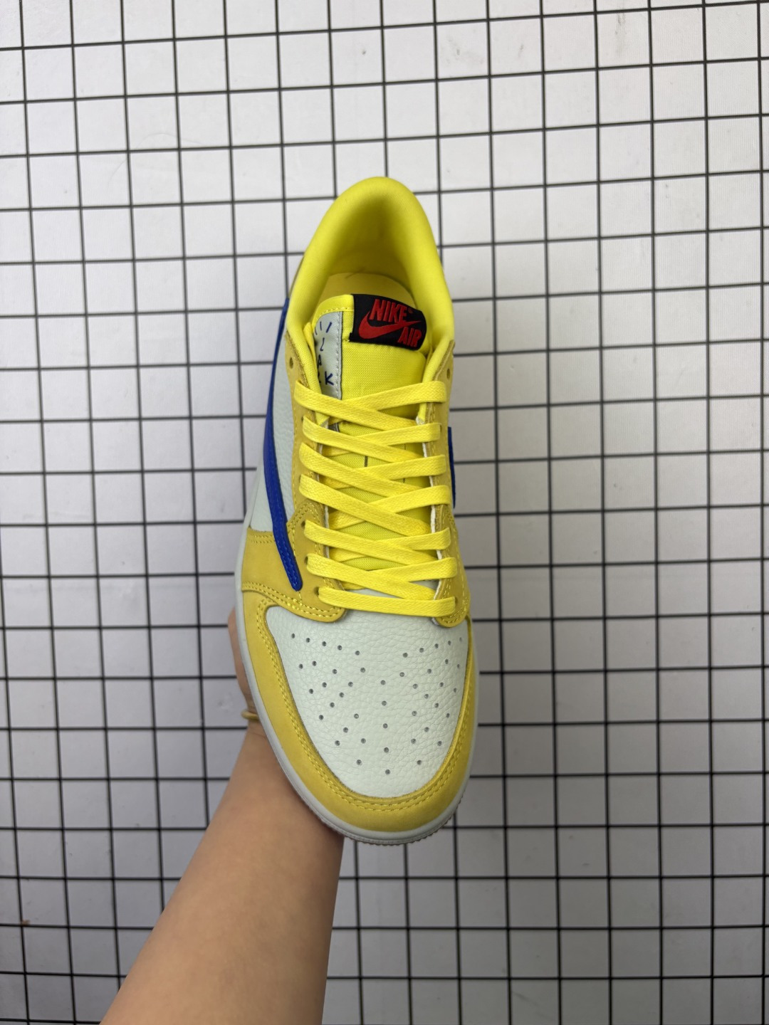 💰180
Jordan/乔丹 AJ1低帮倒钩 男女鞋半码制,采用硬质牛剖革鞋面材质,中底注胶孔内置真Sole气垫,外置耐磨橡胶大底❗全新8.0倒钩配色!当红嘻哈歌手特拉维斯·斯科特携手Travis Scott x Nike Air Jordan 1 Low OG"Canary"AJ1乔丹一代经典低帮文化百搭休闲运动篮球鞋“TS联名蓝尼黄白黑倒钩8.0 DZ4137-700
类型:男女鞋
码数:36 36.5 37 38 38.5 39 40 40.5 41 42 42.5 43 44 45 46 47 48.5
编码:719