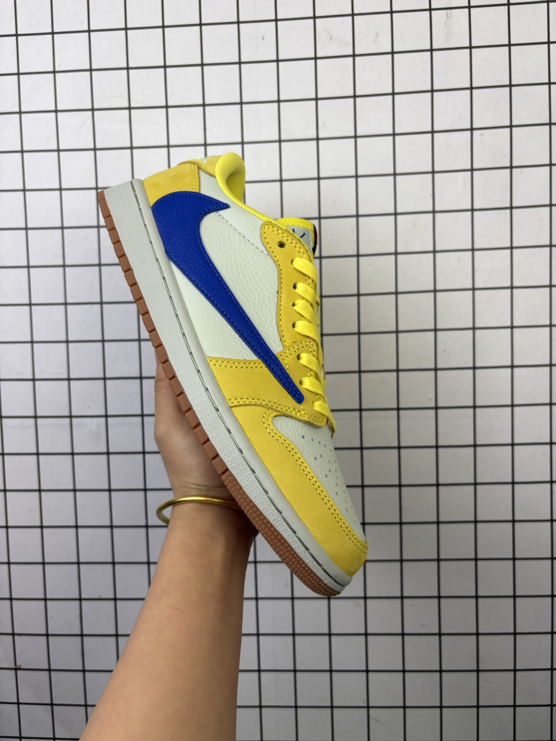 💰180
Jordan/乔丹 AJ1低帮倒钩 男女鞋半码制，采用硬质牛剖革鞋面材质，中底注胶孔内置真Sole气垫，外置耐磨橡胶大底❗全新8.0倒钩配色！当红嘻哈歌手特拉维斯·斯科特携手Travis Scott x Nike Air Jordan 1 Low OG"Canary"AJ1乔丹一代经典低帮文化百搭休闲运动篮球鞋“TS联名蓝尼黄白黑倒钩8.0 DZ4137-700

类型：男女鞋
码数：36 36.5 37 38 38.5 39 40 40.5 41 42 42.5 43 44 45 46 47 48.5
编码：719