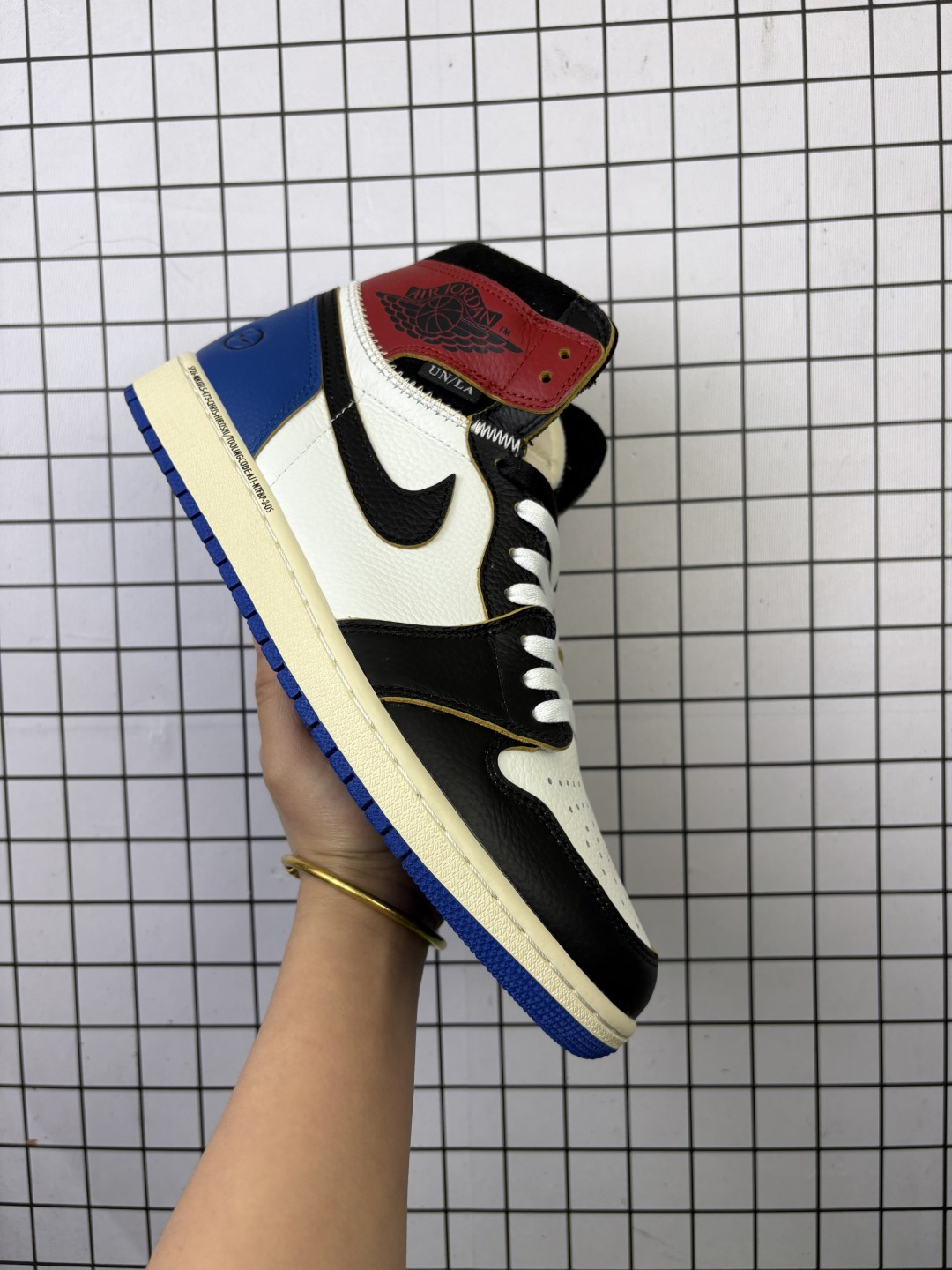 💰230
Jordan/乔丹 原档案原数据开发版型，采用同源一致色卡无色差正确软质纳帕荔枝皮革组合磨砂小牛皮鞋面材质，原厂立体填充鞋舌海绵，中底注胶孔及缜密中底拉帮工艺，原数据开发模具大底❗️！耐克Nike Air Jordan1 Retro High OG"True Blue"AJ1代经典复古经典高帮百搭文化篮球鞋“ IO7847

类型：男女鞋
码数：36 36.5 37 38 38.5 39 40 40.5 41 42 42.5 43 44 45 46 47 47.5 
编码：719