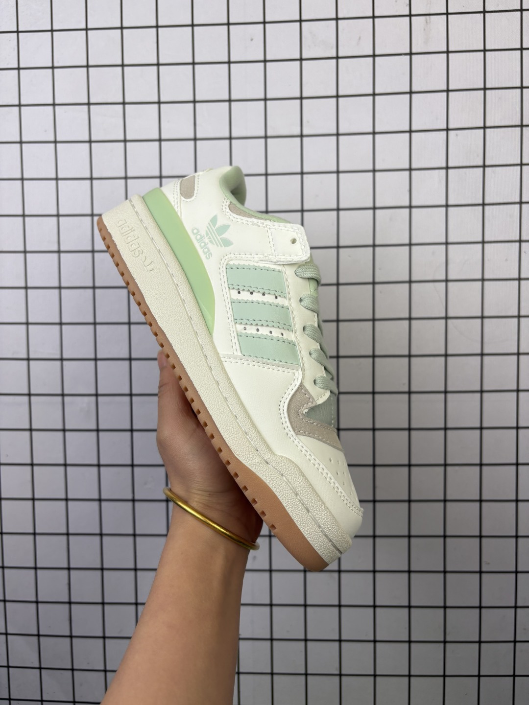 💰120
Adidas Forum LOW CL三叶草低邦
经典魔术贴复古板鞋 男女潮流头层皮休闲鞋
原楦原数据开发 采用牛培皮革材质
全头层皮鞋面 原盒原标 专供外贸渠道
💯海外渠道版  原盒原标
官方货号:JR0475
尺码36-40
编码306