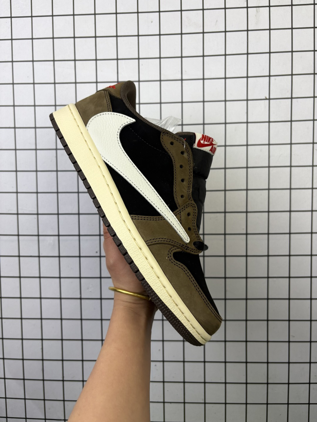 💰240
公司级 乔丹Air Jordan 1 Low AJ1乔1 倒勾低帮休闲复古文化运动板鞋 货号：CQ4277 001
完美品质出货 细节如图所示 鞋面切割工整 冲孔整齐干净 中底拉帮线 整体清洁度非常好·

码数：36 36.5 37.5 38 38.5 39 40 40.5 41 42 42.5 43 44 44.5 45 46 47
编码788