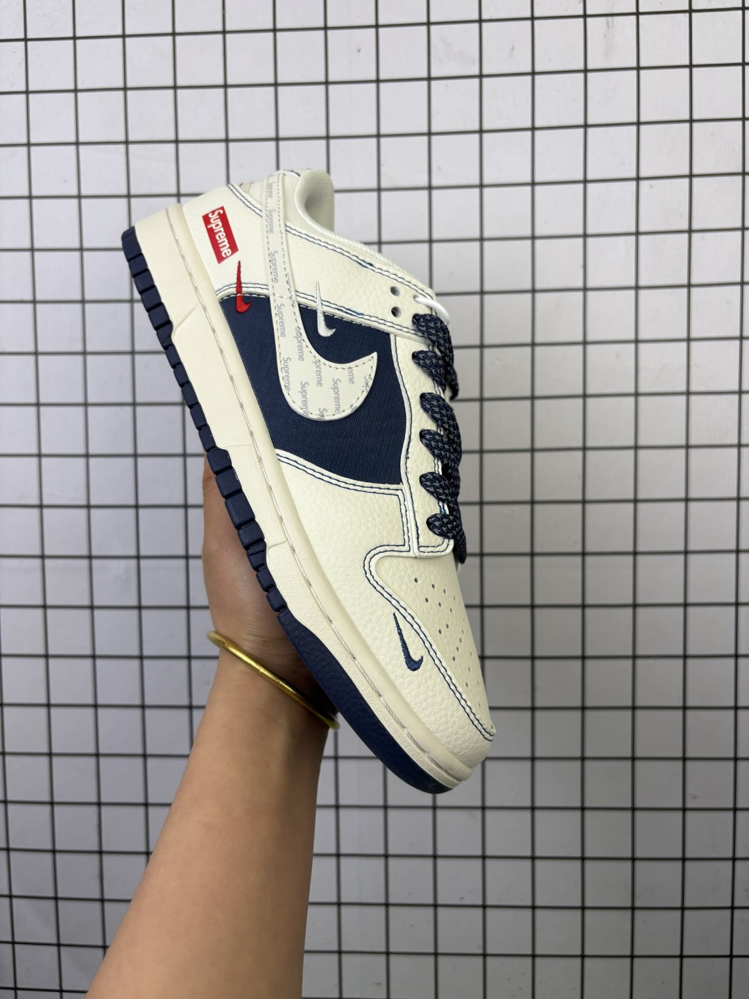 💰150
NIKE DUNK SB LOW 全新配色   supreme联名
定制Dunk SB顾名思义，具有经典的Dunk血缘，又注入了更多的时尚元素。相较于普通的Dunk滑板鞋，改良版的Dunk SB加厚了鞋舌的填充，使舒适性大大提升，同时也更方便穿脱；中底部分则加入了脚感柔软舒适Zoom Air气垫，有效吸收滑板等极限运动在落地时带来的冲击力，为街头运动者们提供更好的保护  
货号：JP1628 018
尺码：36 36.5 37.5 38 38.5 39 40 40.5 41 42 42.5 43 44 45
编码金