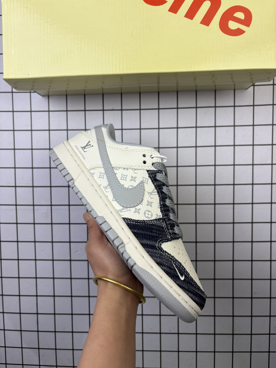🈴💰150
NIKE DUNK SB LOW 全新配色   supreme联名
定制Dunk SB顾名思义，具有经典的Dunk血缘，又注入了更多的时尚元素。相较于普通的Dunk滑板鞋，改良版的Dunk SB加厚了鞋舌的填充，使舒适性大大提升，同时也更方便穿脱；中底部分则加入了脚感柔软舒适Zoom Air气垫，有效吸收滑板等极限运动在落地时带来的冲击力，为街头运动者们提供更好的保护  
货号：JP1628 018
尺码：36 36.5 37.5 38 38.5 39 40 40.5 41 42 42.5 43 44 45
编码金