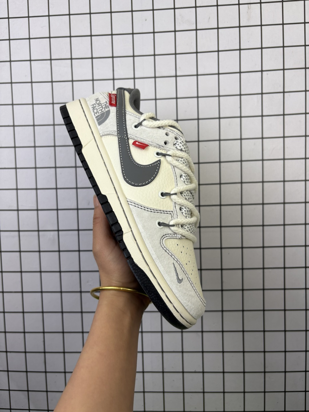 💰170
NIKE DUNK SB LOW 全新配色  off white联名
定制Dunk SB顾名思义，具有经典的Dunk血缘，又注入了更多的时尚元素。相较于普通的Dunk滑板鞋，改良版的Dunk SB加厚了鞋舌的填充，使舒适性大大提升，同时也更方便穿脱；中底部分则加入了脚感柔软舒适Zoom Air气垫，有效吸收滑板等极限运动在落地时带来的冲击力，为街头运动者们提供更好的保护  
货号：YX5066 226
尺码：36 36.5 37.5 38 38.5 39 40 40.5 41 42 42.5 43 44 45
编码577