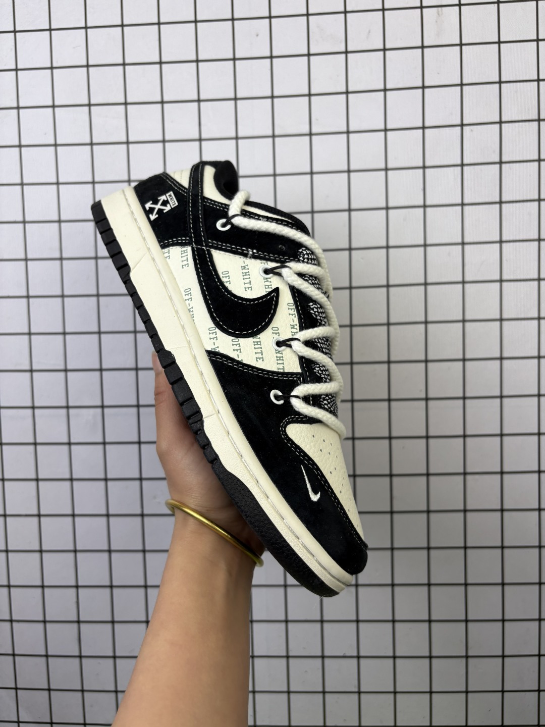 💰170
NIKE DUNK SB LOW 全新配色  off white联名
定制Dunk SB顾名思义，具有经典的Dunk血缘，又注入了更多的时尚元素。相较于普通的Dunk滑板鞋，改良版的Dunk SB加厚了鞋舌的填充，使舒适性大大提升，同时也更方便穿脱；中底部分则加入了脚感柔软舒适Zoom Air气垫，有效吸收滑板等极限运动在落地时带来的冲击力，为街头运动者们提供更好的保护  
货号：YX5066 226
尺码：36 36.5 37.5 38 38.5 39 40 40.5 41 42 42.5 43 44 45
编码577