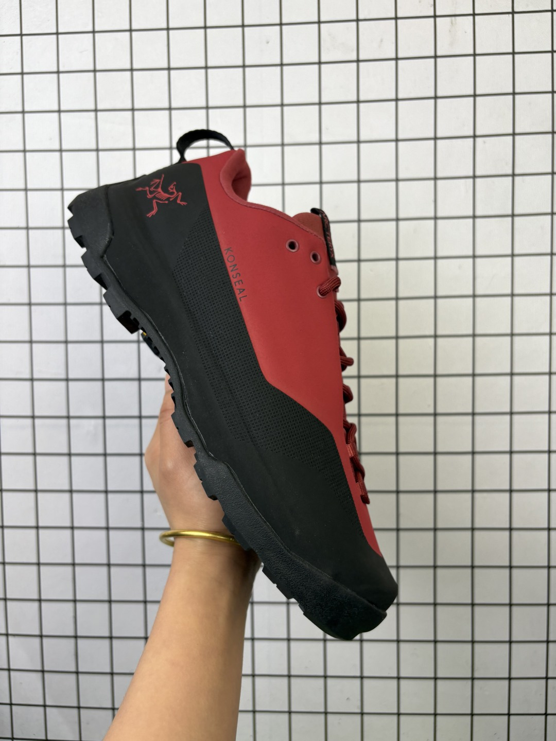 💰240
男鞋采用一体成型热熔鞋面材质,外置vibram黄金耐磨锯齿外底❗️加拿大户外服饰品牌/始祖鸟·Arc"teryx Konseal LT 未来之壳系列低帮轻量化透气越野徒步户外运动跑鞋“ L08192600
类型:男鞋
码数:39 40 41 42 43 44 45
编码:701