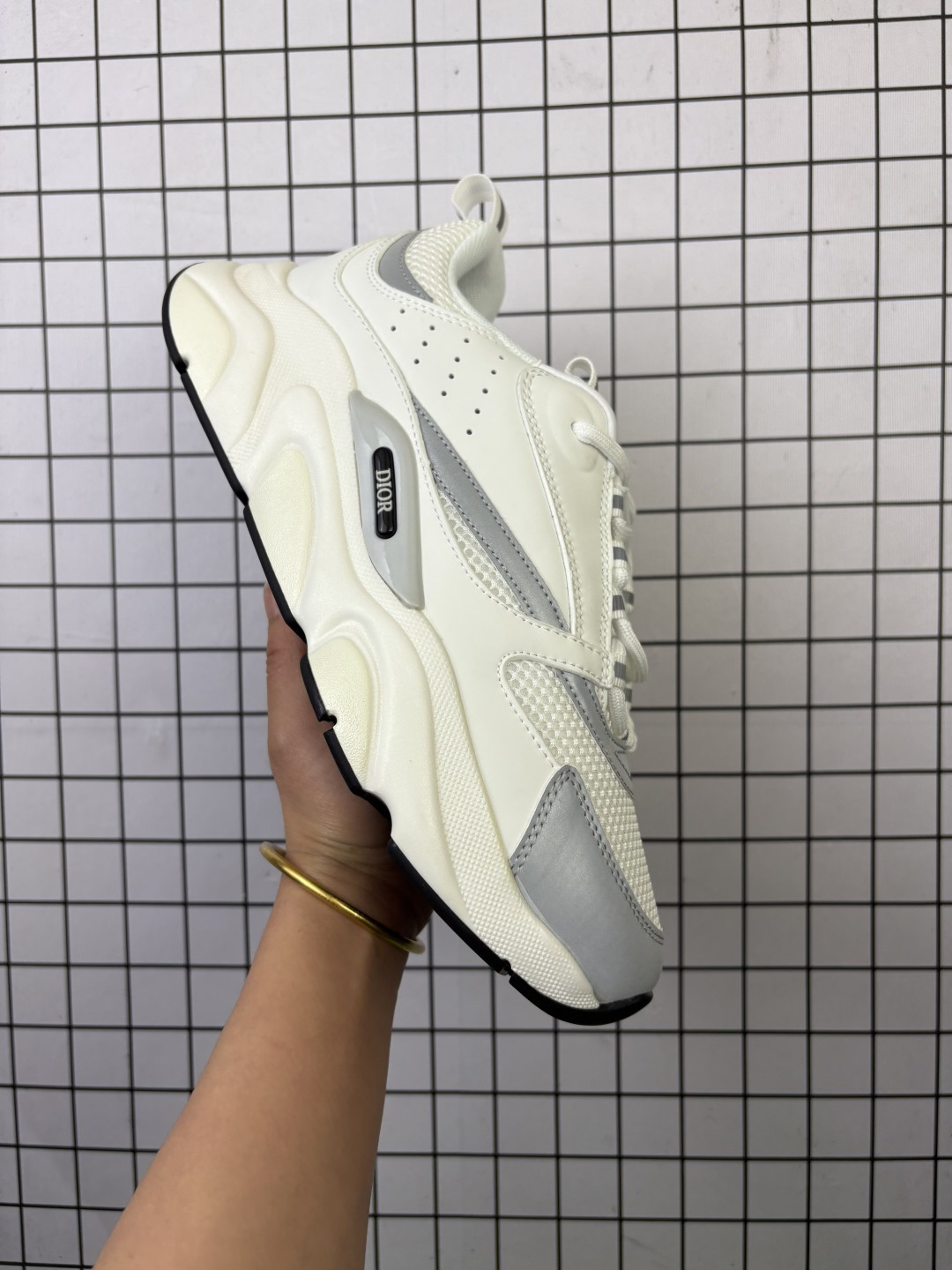 💰240 公司级✅DIOR迪奥 B22 牛皮 科技网布 舒适日常 低帮 生活休闲鞋 通过复古镜头重塑了厚底运动鞋 它结合了不同的材料和纹理 包括光滑小牛皮和科技网眼 具有大胆的运动风格美感 圆形鞋带和侧面凸起的DIOR HOMME标志与带有包边的厚实雕刻橡胶鞋底相得益彰 这款运动鞋可搭配任何休闲单品 打造运动感和现代感 尺码:40-45 编码元