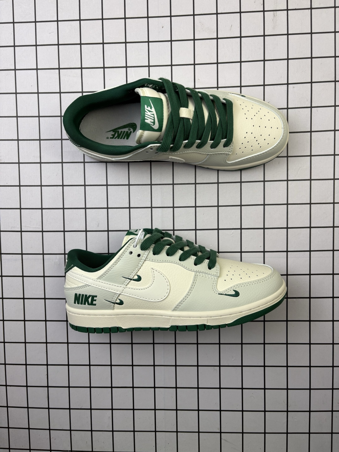 💰240
公司级NIKE DUNK SB LOW 全新配色   supreme联名
定制Dunk SB顾名思义，具有经典的Dunk血缘，又注入了更多的时尚元素。相较于普通的Dunk滑板鞋，改良版的Dunk SB加厚了鞋舌的填充，使舒适性大大提升，同时也更方便穿脱；中底部分则加入了脚感柔软舒适Zoom Air气垫，有效吸收滑板等极限运动在落地时带来的冲击力，为街头运动者们提供更好的保护  
货号：JP1628 063
尺码：36 36.5 37.5 38 38.5 39 40 40.5 41 42 42.5 43 44 45
编码元