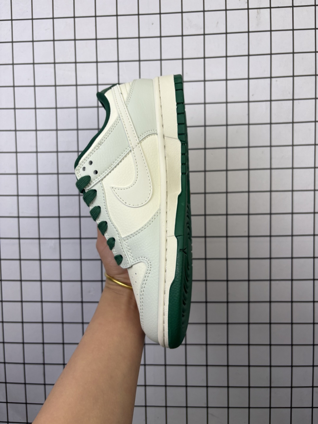 💰240
公司级NIKE DUNK SB LOW 全新配色   supreme联名
定制Dunk SB顾名思义，具有经典的Dunk血缘，又注入了更多的时尚元素。相较于普通的Dunk滑板鞋，改良版的Dunk SB加厚了鞋舌的填充，使舒适性大大提升，同时也更方便穿脱；中底部分则加入了脚感柔软舒适Zoom Air气垫，有效吸收滑板等极限运动在落地时带来的冲击力，为街头运动者们提供更好的保护  
货号：JP1628 063
尺码：36 36.5 37.5 38 38.5 39 40 40.5 41 42 42.5 43 44 45
编码元