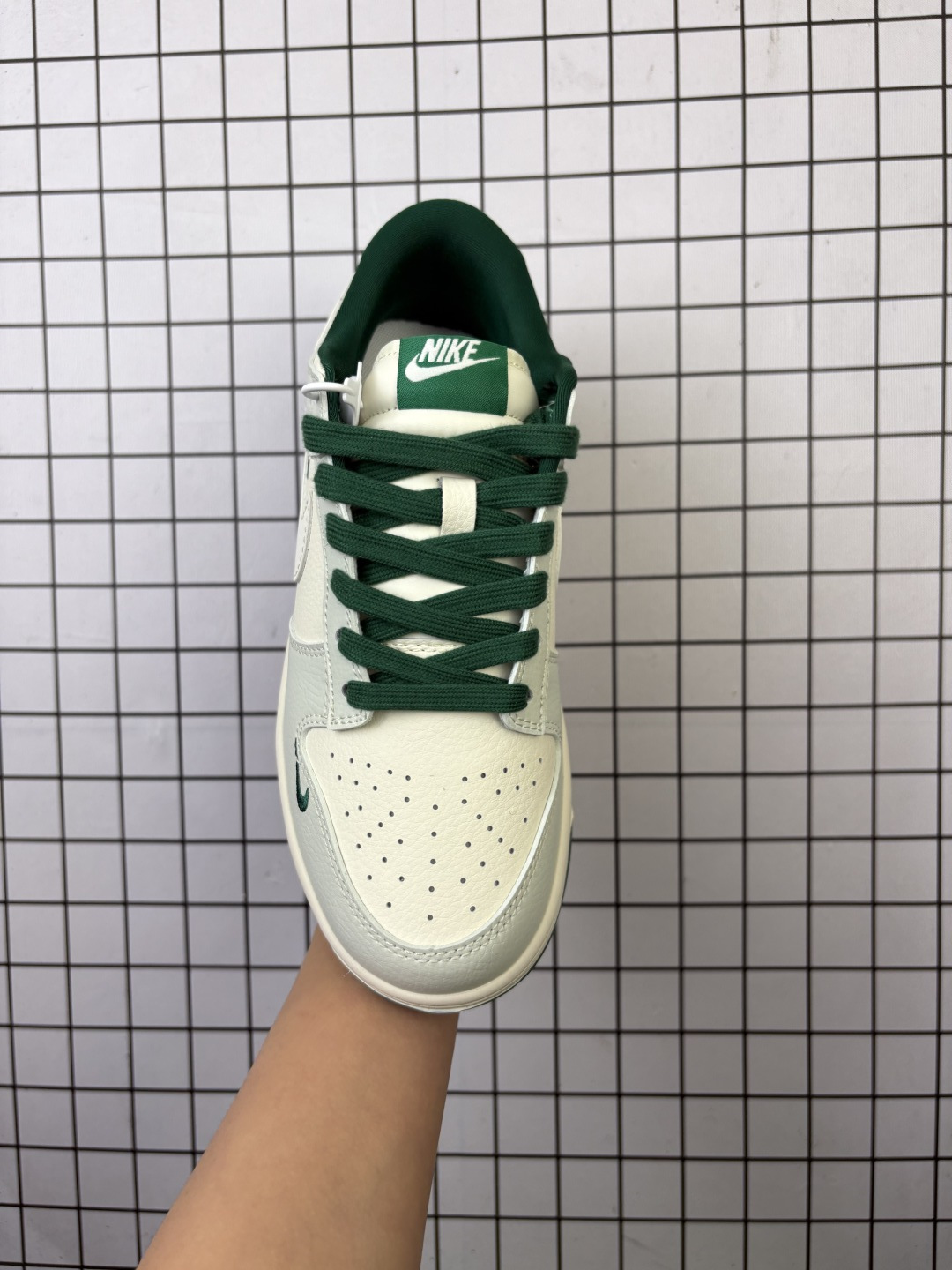 💰240
公司级NIKE DUNK SB LOW 全新配色   supreme联名
定制Dunk SB顾名思义，具有经典的Dunk血缘，又注入了更多的时尚元素。相较于普通的Dunk滑板鞋，改良版的Dunk SB加厚了鞋舌的填充，使舒适性大大提升，同时也更方便穿脱；中底部分则加入了脚感柔软舒适Zoom Air气垫，有效吸收滑板等极限运动在落地时带来的冲击力，为街头运动者们提供更好的保护  
货号：JP1628 063
尺码：36 36.5 37.5 38 38.5 39 40 40.5 41 42 42.5 43 44 45
编码元