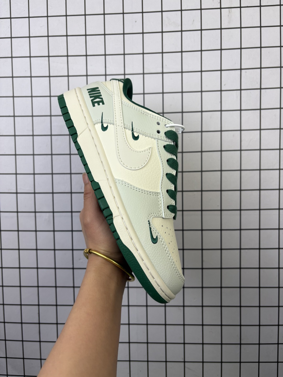 💰240
公司级NIKE DUNK SB LOW 全新配色   supreme联名
定制Dunk SB顾名思义，具有经典的Dunk血缘，又注入了更多的时尚元素。相较于普通的Dunk滑板鞋，改良版的Dunk SB加厚了鞋舌的填充，使舒适性大大提升，同时也更方便穿脱；中底部分则加入了脚感柔软舒适Zoom Air气垫，有效吸收滑板等极限运动在落地时带来的冲击力，为街头运动者们提供更好的保护  
货号：JP1628 063
尺码：36 36.5 37.5 38 38.5 39 40 40.5 41 42 42.5 43 44 45
编码元