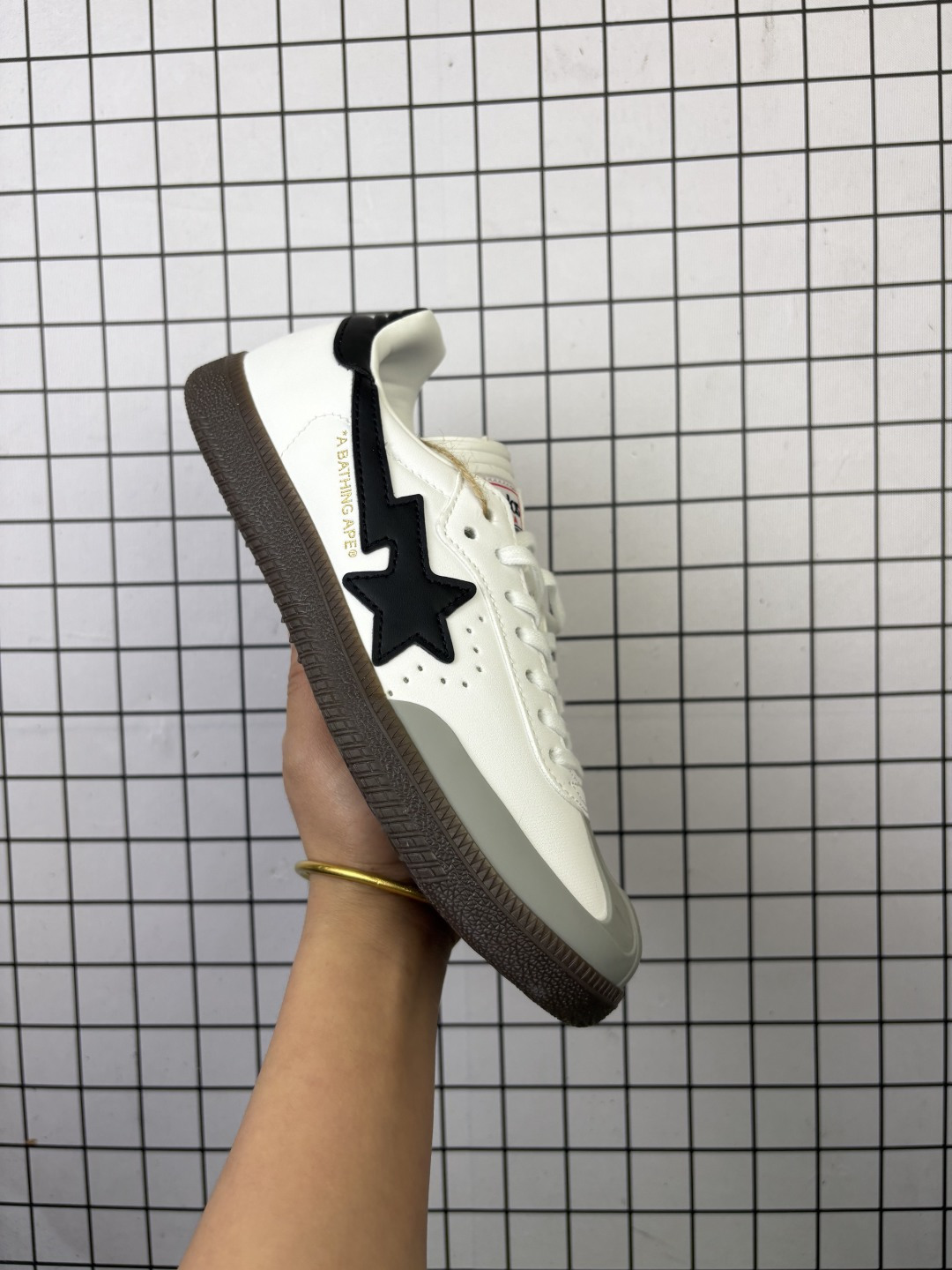 Adidas SAMBA BAPE JR9245 近70年的经典Originals原装翻毛皮层制作,修长的鞋楦,略微尖尖的鞋头,翻毛皮的鞋头拼接,这些我们都看得到的元素正是Originals的经典设计灵魂. 编码698