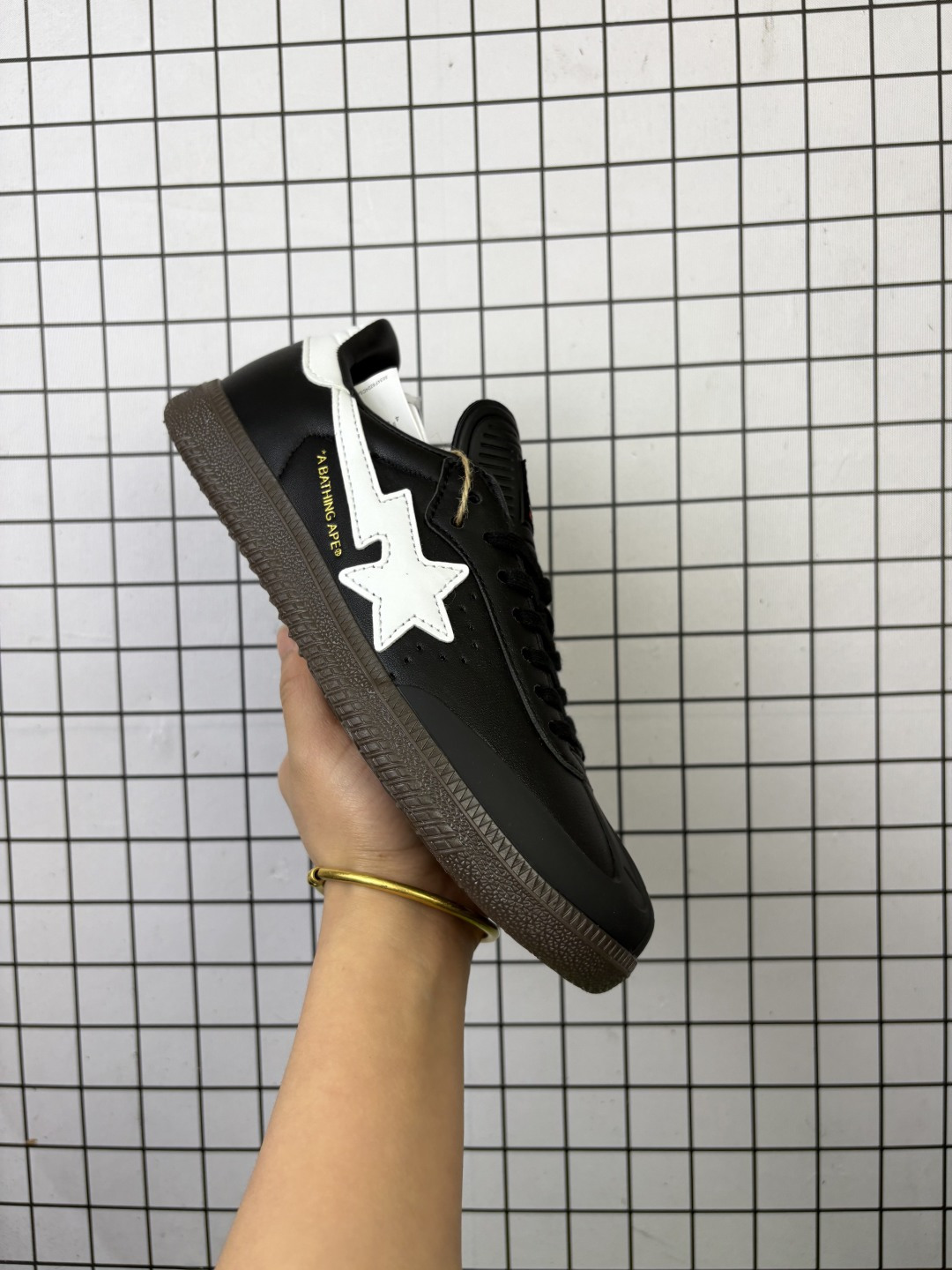 Adidas SAMBA BAPE JR9245 近70年的经典Originals原装翻毛皮层制作,修长的鞋楦,略微尖尖的鞋头,翻毛皮的鞋头拼接,这些我们都看得到的元素正是Originals的经典设计灵魂. 编码698