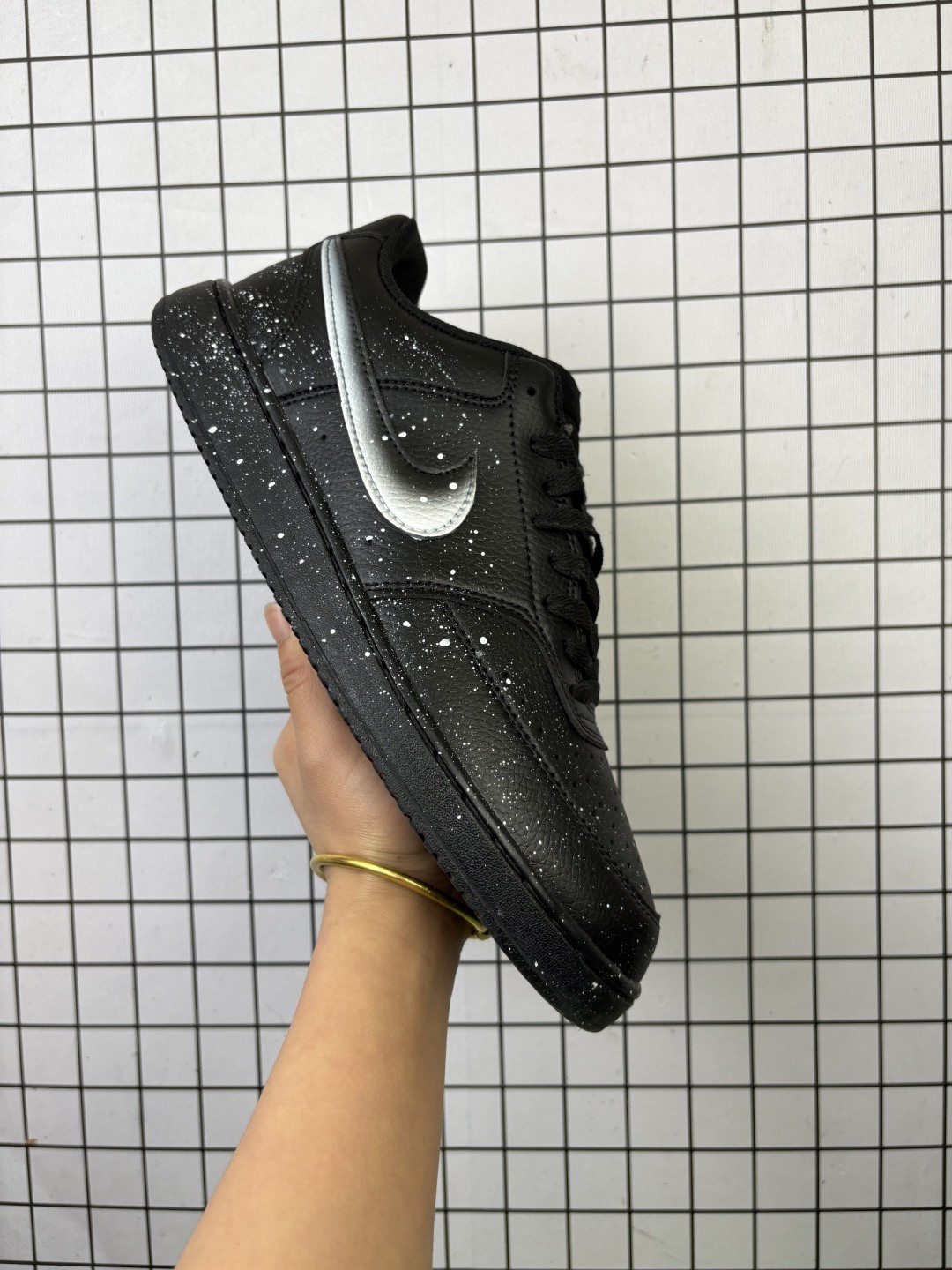 公司级✅Nike Court Vision 1 Low“幻影十字架” 手绘涂鸦定制板鞋 幻影十字架常作为一种印花图案出现,具有独特的视觉效果.将幻影十字架与梵文、马蹄等元素结合,运用丝网印花等工艺,打造出极具潮流感的服装单品,深受追求个性与时尚的人群喜爱 货号:DH2987-099 编码698