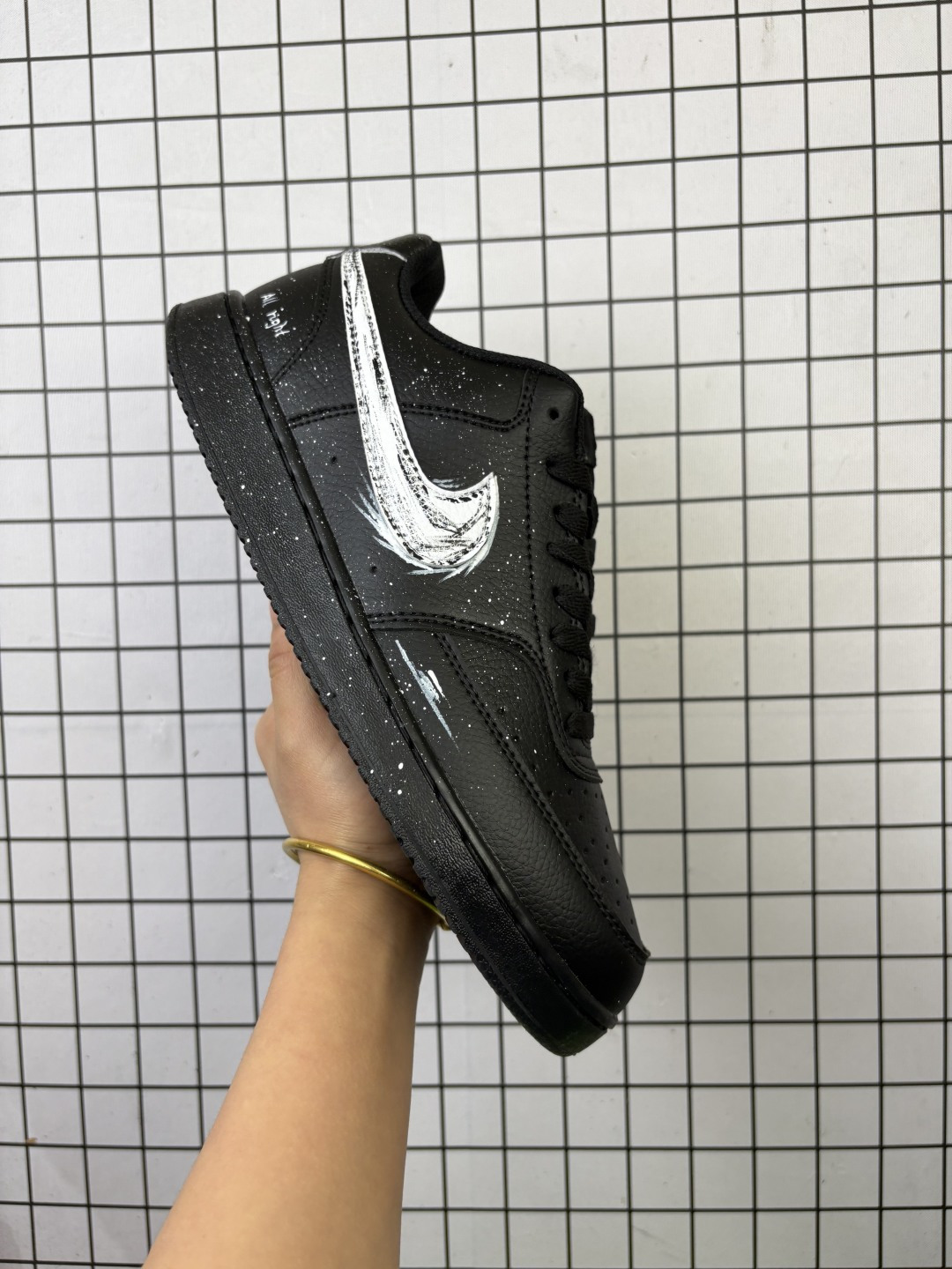 公司级✅Nike Court Vision 1 Low“幻影十字架” 手绘涂鸦定制板鞋 幻影十字架常作为一种印花图案出现,具有独特的视觉效果.将幻影十字架与梵文、马蹄等元素结合,运用丝网印花等工艺,打造出极具潮流感的服装单品,深受追求个性与时尚的人群喜爱 货号:DH2987-099 编码698