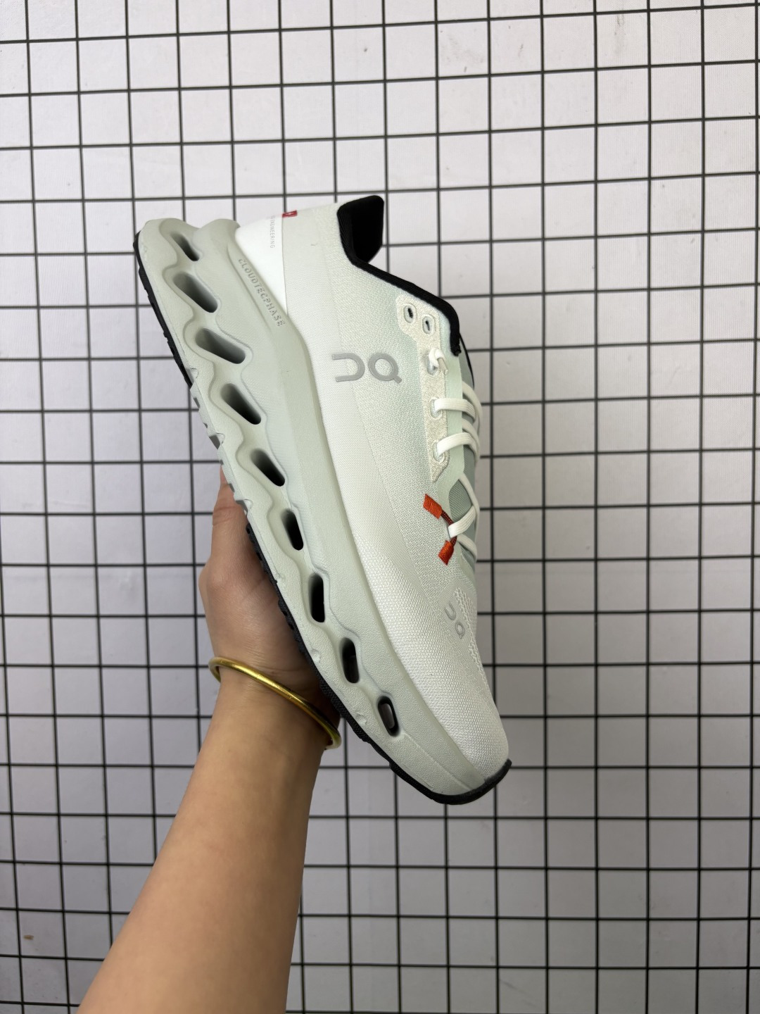 💰120
昂跑(On)训练鞋Cloudtitl 2025新品 男女同款防水缓震徒步鞋 厚底增高运动老爹鞋。缓震性能提升‌：Cloudtilt 采用了先进的缓震技术，能够有效减少跑步时对关节的冲击，保护运动者的健康。其独特的缓震系统设计能够提供稳定的支撑，确保跑者在跑道上尽情释放潜能‌1。‌透气性和舒适性‌：这款运动鞋注重透气性和舒适性，采用轻盈透气的材料，确保双脚在奔跑中感受自由和快感。紧密贴合脚型的设计，提供稳定的支撑，让跑者在奔跑中更加自如‌1。‌耐用性和耐磨性‌：鞋底采用了临界耐磨防滑科技，无论是在野外石子路、橡胶路还是公园、柏油马路，都能起到很好的缓震和耐磨效果，提高回弹性和减震性‌2。‌设计细节‌：Cloudtilt 在设计中融入了人体工程学原理，确保跑步时的舒适性和效率。鞋底设计了重力引导线和领口设计，有效分散压力，缓震流动性更好，特别适合爬山、跳跃等活动‌2。‌适用场景‌：这款运动鞋适合多种运动场景，无论是晨跑、夜跑还是马拉松比赛，都能助你发挥出最佳水平，轻松超越自我‌1。总之，Cloudtilt 动鞋以其极致轻盈、超强缓震和舒适透气的设计，成为跑步爱好者的理想选择。  

尺码：36-46含半码
编码：699