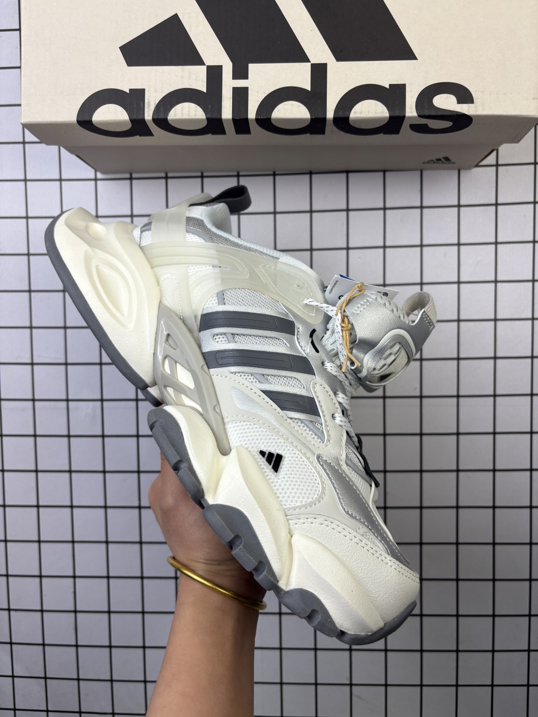 【公司级】阿迪达斯Adidas XLG Runner Deluxe 跑步者豪华版系列低帮厚底增高老爹风复古缓震休闲运动慢跑鞋.男女鞋#原楦原纸版开发版型#采用硬质牛剖革组合透气网鞋面材质#搭载减震科技恢复性高密EVA中底,防滑耐磨RB橡胶外底❗️阿迪「巴黎世家3XL」平替来了! 类型:男女鞋 货号:JR3086 含半码 编码旭