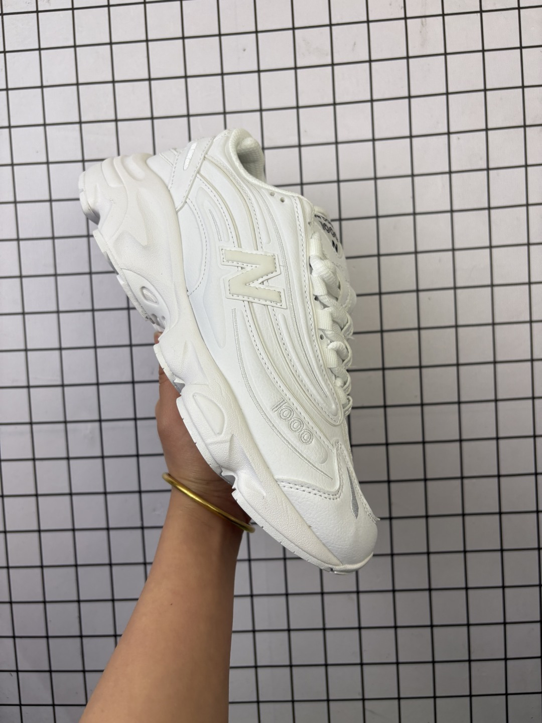 💰150 New Balance/新百伦 ，原楦原纸版开发，采用环保纤维革拼接牛津布衬垫织物鞋面材质，全新4层组合T-Beam大底提供足步弓支撑，加入了ENCAP材质缓震中底，外置防滑耐磨橡胶底片❗️复古鞋型1000系列回归！NB新百伦New Balance M1000"Off White Gradient Red"系列低帮复古老爹风休闲运动慢跑鞋“米白酒红 M1000BW 编码704 Size:36～45