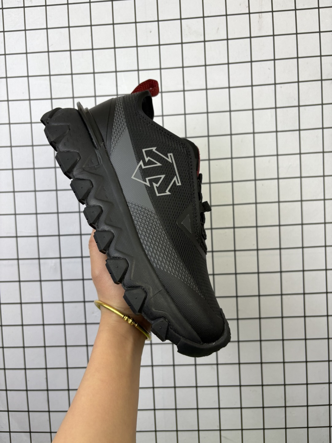 🈴💰170
公司级✅DESCENTE迪桑特SKI STYLE系列男女款SNOW RIDE GTX防水运动休闲鞋
SNOW RIDE GTX运动鞋；以经典登山鞋造型为灵感，融合现代工艺科技打造；GORE-TEX® INVISIBLE FIT防水内里，无惧不良天气;MICHELIN橡胶大底，出众抓地力表现；抽绳鞋带，便捷穿脱
货号:D5131SSN52
尺码:40 40.5 41 42 42.5 43 44 45 
编码103