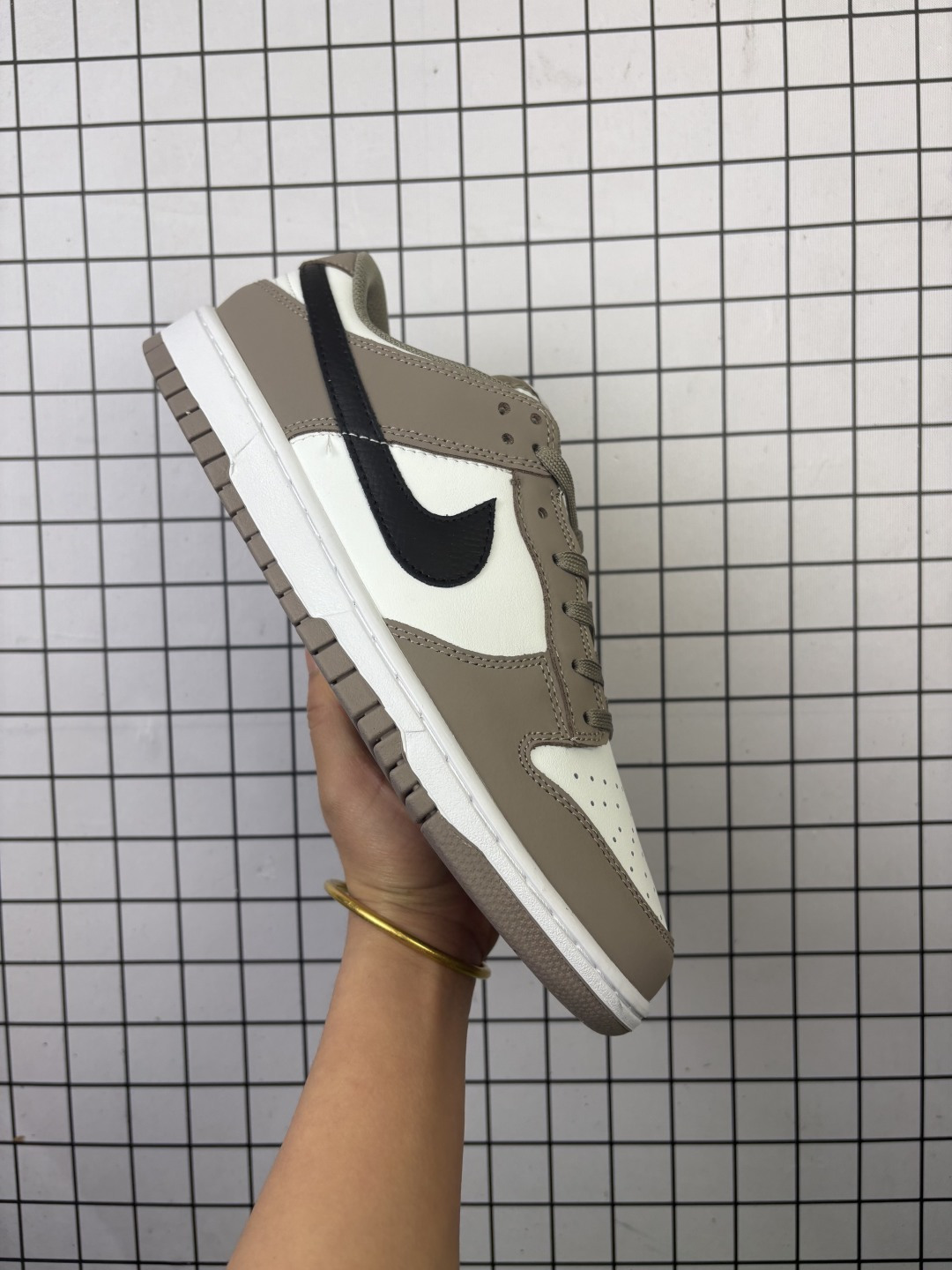 #新品上市实拍 耐克Nike Dunk Low 板鞋SB系列经典百搭休闲运动板鞋加厚鞋舌的填充,使舒适性大大提升,同时也更方便穿脱中底部分则加入了脚感柔软舒适ZoomAir气垫,有效吸收滑板等极限运动在落地时带来的冲击力,为街头运动者们提供更好的保护IB3079 编码707