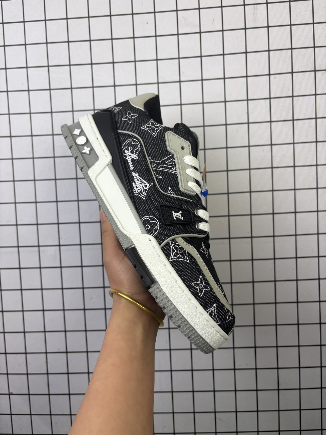公司级✅路易威登/Louis Vuitton LV路易威登板鞋 新款 LV Trainer最新配色运动鞋 L家 篮球鞋风格运动鞋 该鞋由艺术总监 VIRGIL ABLOH设计 垫脚聚米微料加透气英伦网布 细节原版一致 编码小X