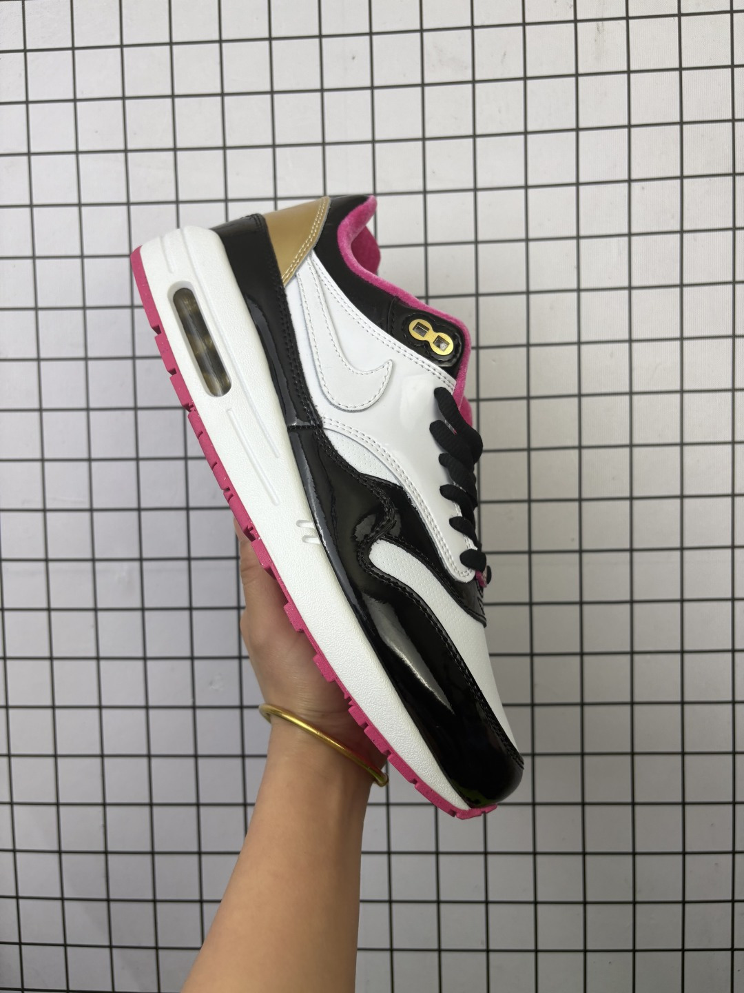💰140
NK Air Max 1 初代复古气垫慢跑鞋 由Tinker Hatfeld和Mark Parker在1987年设计 灵感来自于巴黎蓬皮杜中心 在参观了蓬皮杜中心之后提出了Air Max的标志性开窗可视气垫的理念 并将其实际开发成功 是NK史上第一双可视气垫跑鞋 凭借着Air Max气垫带来的舒适脚感和鞋面面料上的不断精进才使得Air Max 1在现如今都是复古慢跑鞋的首选 深厚的历史渊源 独特的流线形设计 极为复古的外观使得它深受鞋迷的喜爱 
货号：HJ3966  110
SIZE：36 36.5 37.5 38 38.5 39 40 40.5 41 42 42.5 43 44 44.5 45 46 
编码：554