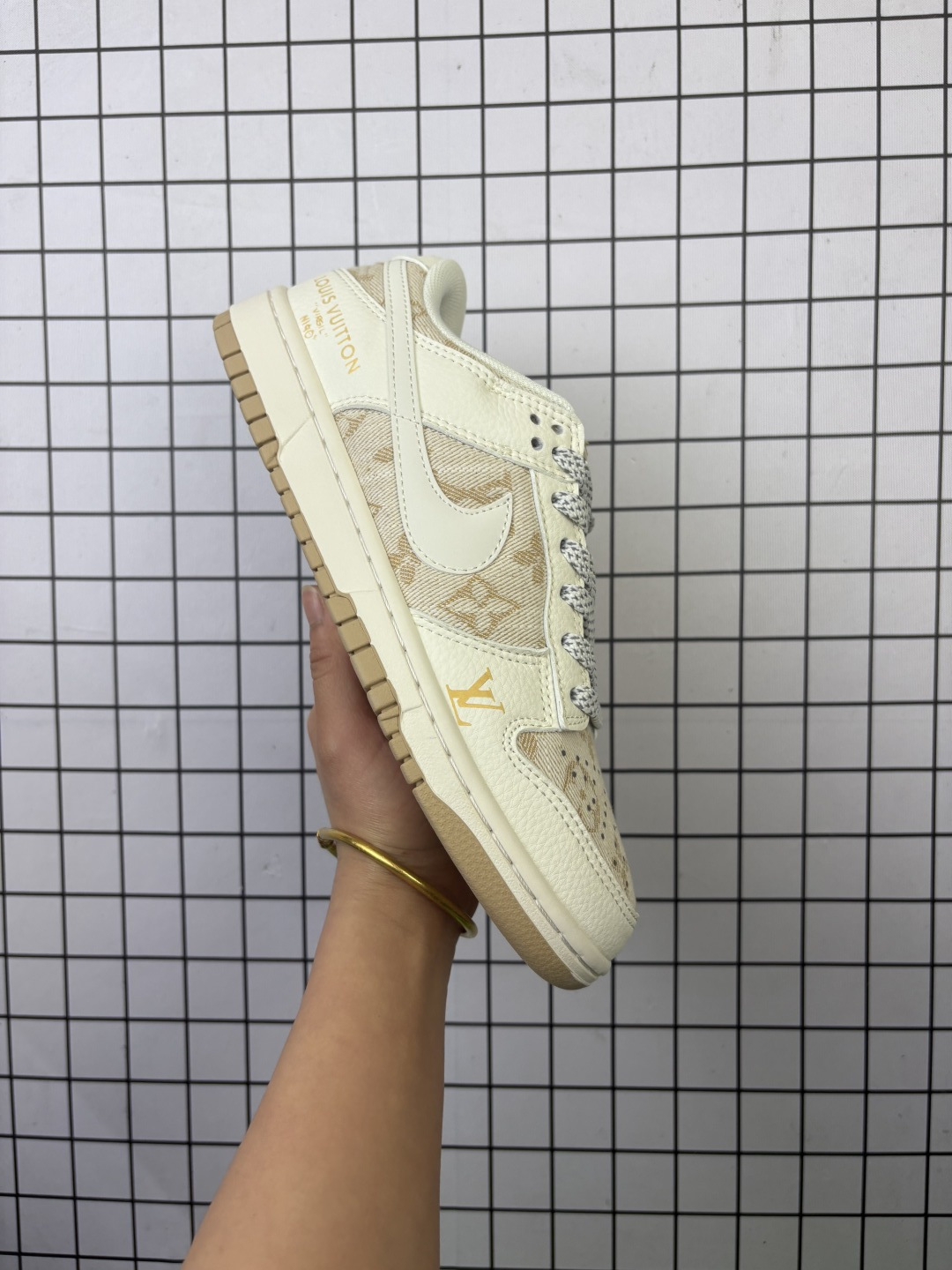 💰150 耐克Nike SB Dunk Low SB 扣篮系列复古低帮休闲运动滑板板鞋。采用脚感柔软舒适ZoomAir气垫，有效吸 收滑板等极限运动在落地时带来的冲击力，为街头运动者们提供更好的保护 编码金 尺码：36～45半 货号：JP1628 03