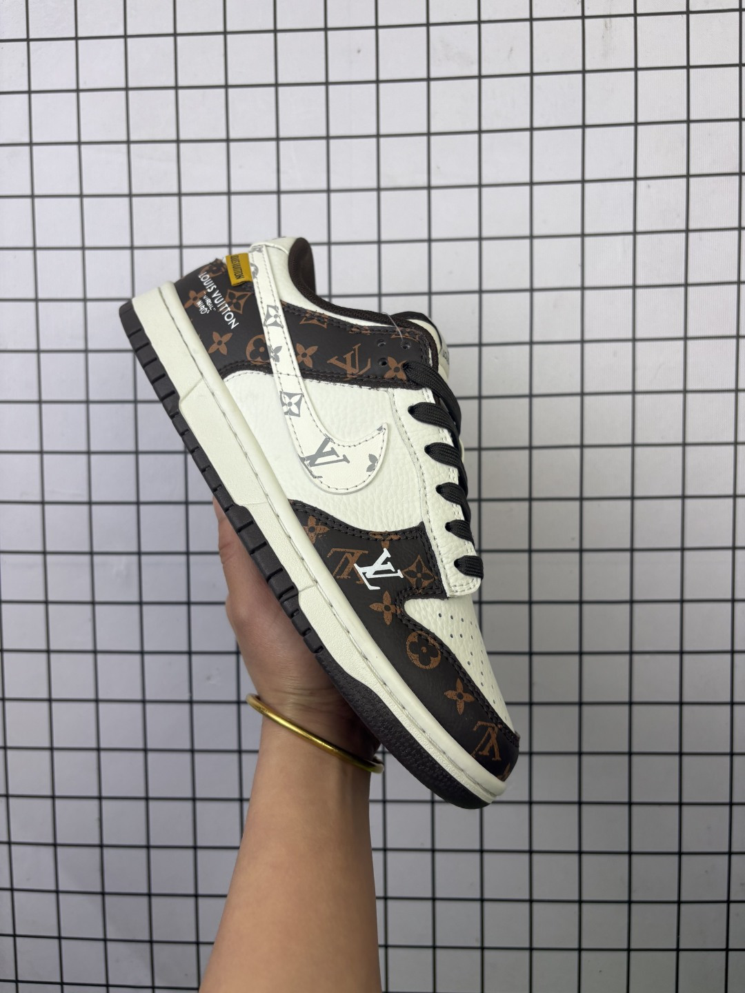 💰90
高端定制Nike SB Dunk Low LV路易威登联名 -——白棕摩卡印花  高端定制 低帮休闲板鞋 定制鞋盒 大厂纯原品质出货 超高清洁度 皮料切割干净无任何毛边 细节完美 
货号：CY5979-116
Size:36 36.5 37.5 38 38.5 39 40 40.5 41 42 42.5 43 44 44.5 45
编码清F