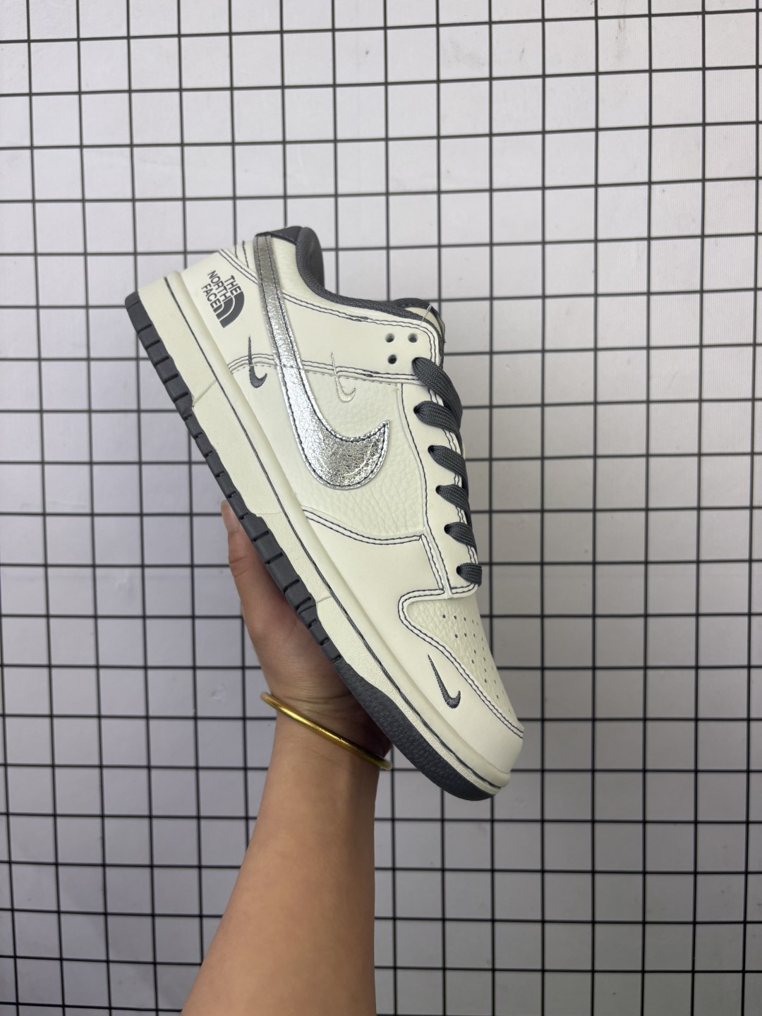 💰90
高端定制Nike SB Dunk Low LV路易威登联名 -——白棕摩卡印花  高端定制 低帮休闲板鞋 定制鞋盒 大厂纯原品质出货 超高清洁度 皮料切割干净无任何毛边 细节完美 
货号：CY5979-116
Size:36 36.5 37.5 38 38.5 39 40 40.5 41 42 42.5 43 44 44.5 45
编码清F