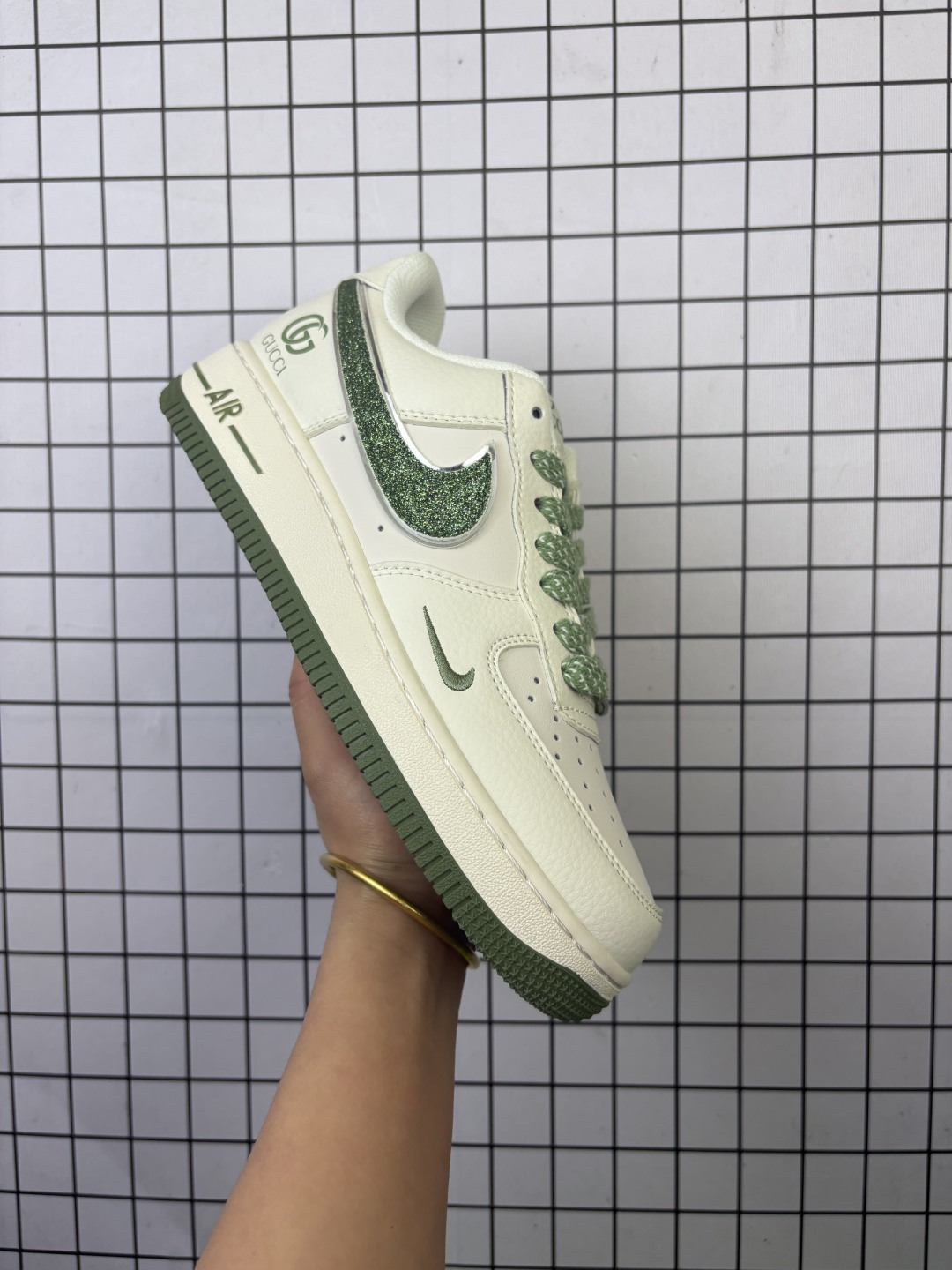 💰150
Nike/耐克 男女鞋真标半码制，升级原楦原纸版数据开发，采用软质荔枝纹牛剖革组合提花帆布鞋面材质，原楦开发版型纸版，内置全掌Air Sole气垫❗️创意定制配色,联乘意大利奢侈品牌-古驰Gucci x Nike Air Force 1 Low"Esquisite Gucci"空军一号低帮经典百搭休闲运动板鞋“ QY6818-608

类型：男女鞋
码数：36 36.5 37.5 38 38.5 39 40 40.5 41 42 42.5 43 44 45
编码577