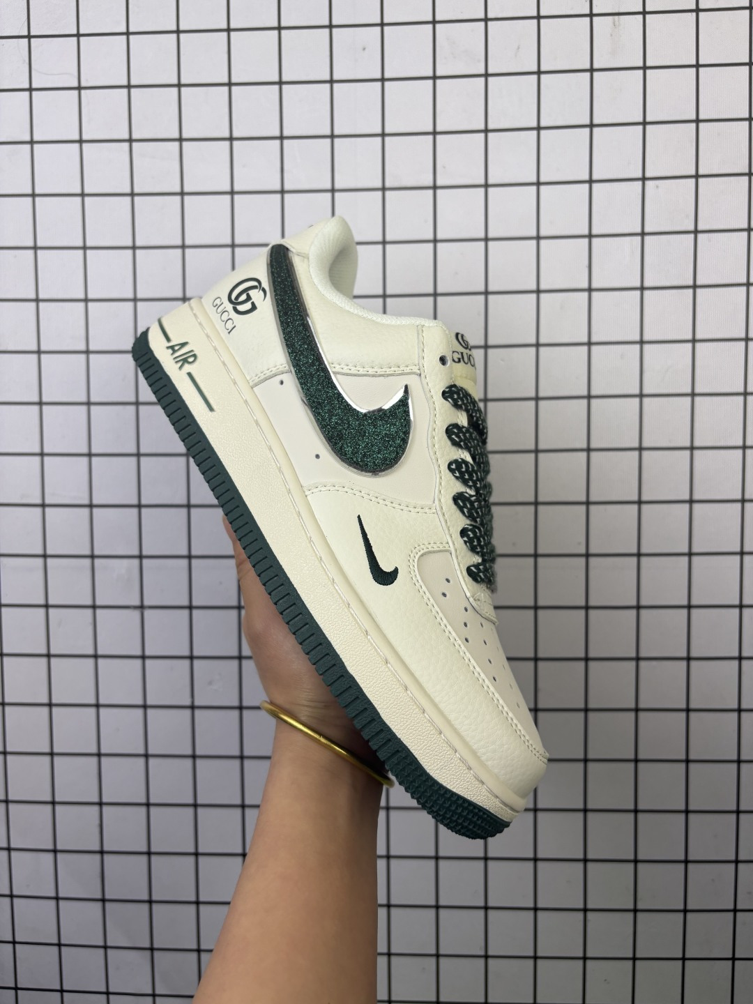 💰150
Nike/耐克 男女鞋真标半码制，升级原楦原纸版数据开发，采用软质荔枝纹牛剖革组合提花帆布鞋面材质，原楦开发版型纸版，内置全掌Air Sole气垫❗️创意定制配色,联乘意大利奢侈品牌-古驰Gucci x Nike Air Force 1 Low"Esquisite Gucci"空军一号低帮经典百搭休闲运动板鞋“ QY6818-608

类型：男女鞋
码数：36 36.5 37.5 38 38.5 39 40 40.5 41 42 42.5 43 44 45
编码577