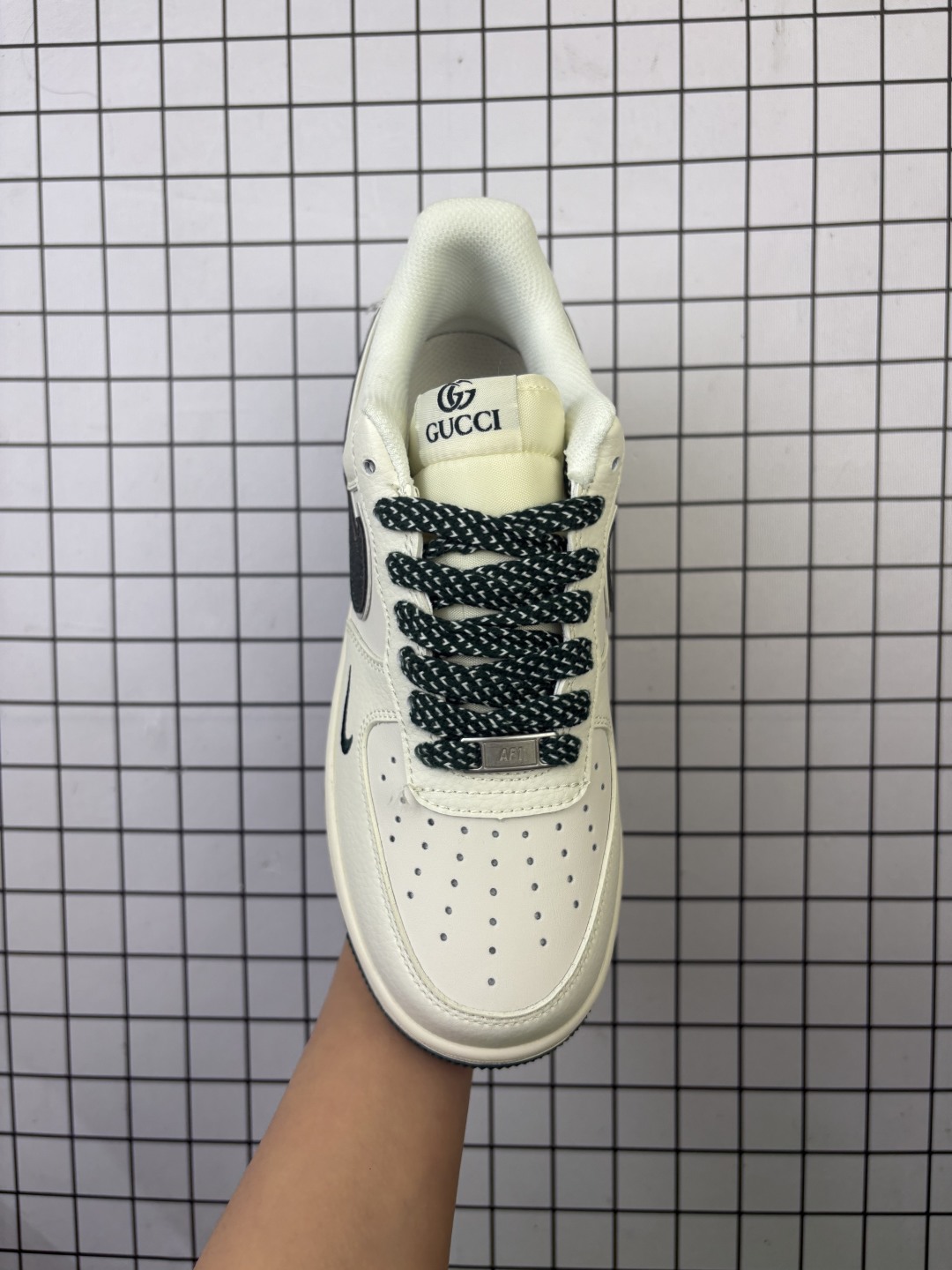 💰150
Nike/耐克 男女鞋真标半码制,升级原楦原纸版数据开发,采用软质荔枝纹牛剖革组合提花帆布鞋面材质,原楦开发版型纸版,内置全掌Air Sole气垫❗️创意定制配色,联乘意大利奢侈品牌-古驰Gucci x Nike Air Force 1 Low"Esquisite Gucci"空军一号低帮经典百搭休闲运动板鞋“ QY6818-608
类型:男女鞋
码数:36 36.5 37.5 38 38.5 39 40 40.5 41 42 42.5 43 44 45
编码577