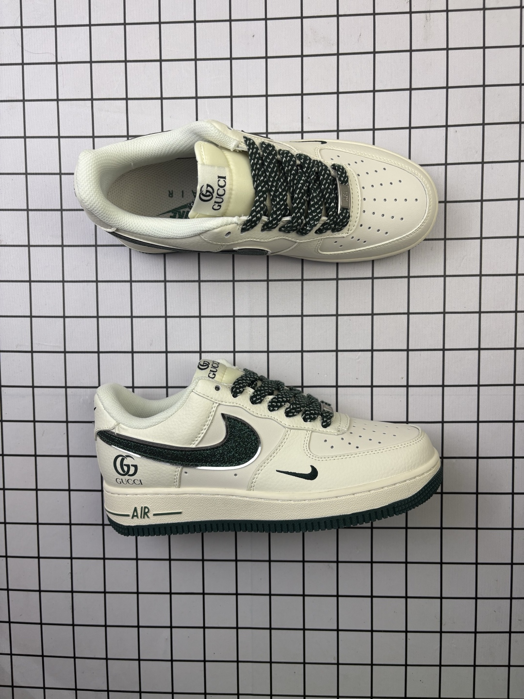 💰150
Nike/耐克 男女鞋真标半码制,升级原楦原纸版数据开发,采用软质荔枝纹牛剖革组合提花帆布鞋面材质,原楦开发版型纸版,内置全掌Air Sole气垫❗️创意定制配色,联乘意大利奢侈品牌-古驰Gucci x Nike Air Force 1 Low"Esquisite Gucci"空军一号低帮经典百搭休闲运动板鞋“ QY6818-608
类型:男女鞋
码数:36 36.5 37.5 38 38.5 39 40 40.5 41 42 42.5 43 44 45
编码577