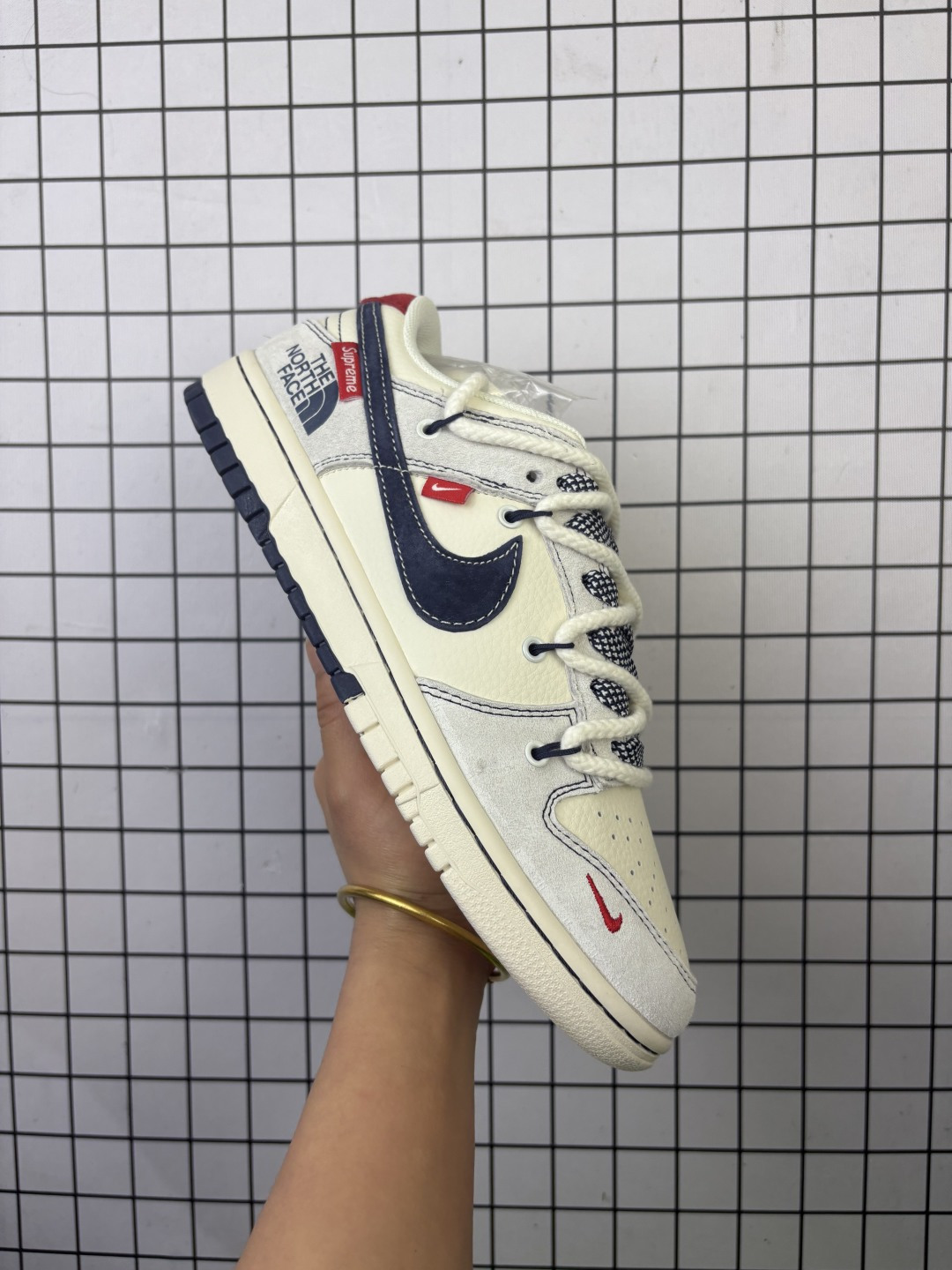 💰170
Nike/耐克 男女鞋真标半码制,全新2021版更新数据窄楦翘头版型,采用猪巴革鞋面材质,缜密拉帮中底布,鞋垫嵌EVA缓震物料及背胶,全新窄版翘头耐磨橡胶大底❗️定制联名,著名户外品牌·北面/The North Face x CDG x Nike SB Dunk Low Lot"Comme des Garcons"扣篮系列低帮休闲运动滑板板鞋“ YX5066-231
类型:男女鞋
码数:36 36.5 37.5 38 38.5 39 40 40.5 41 42 42.5 43 44 45
编码577