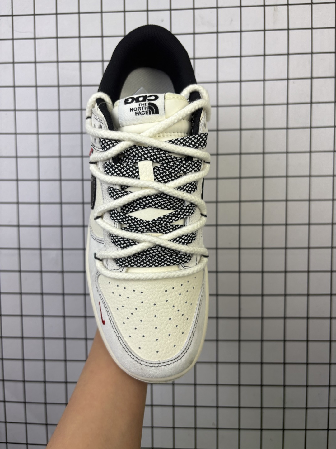 💰170
Nike/耐克 男女鞋真标半码制,全新2021版更新数据窄楦翘头版型,采用猪巴革鞋面材质,缜密拉帮中底布,鞋垫嵌EVA缓震物料及背胶,全新窄版翘头耐磨橡胶大底❗️定制联名,著名户外品牌·北面/The North Face x CDG x Nike SB Dunk Low Lot"Comme des Garcons"扣篮系列低帮休闲运动滑板板鞋“ YX5066-231
类型:男女鞋
码数:36 36.5 37.5 38 38.5 39 40 40.5 41 42 42.5 43 44 45
编码577