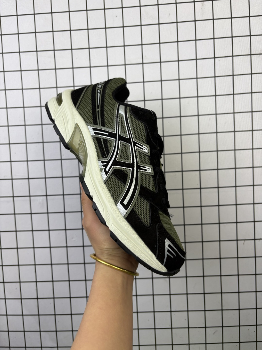 Asics Gel-1130舒适运动防滑耐磨低帮休闲跑步鞋 在透气和防滑方面也是很出色 有前掌透气网布加上鞋底x型纹路增强了透气性和地面抓地力 跑起来也能感受到减震回弹的反馈 是一双很不错的户外跑鞋和百搭通勤鞋 鞋子做工:整个鞋身黑色搭配银色线条 Y2k的机能户外风十足 后脚跟不会磨脚鞋舌比较薄不压脚整体采用皮革和合成革的拼接 鞋底橡胶大底后掌有些许气垫缓震 货号:1203A610 编码足